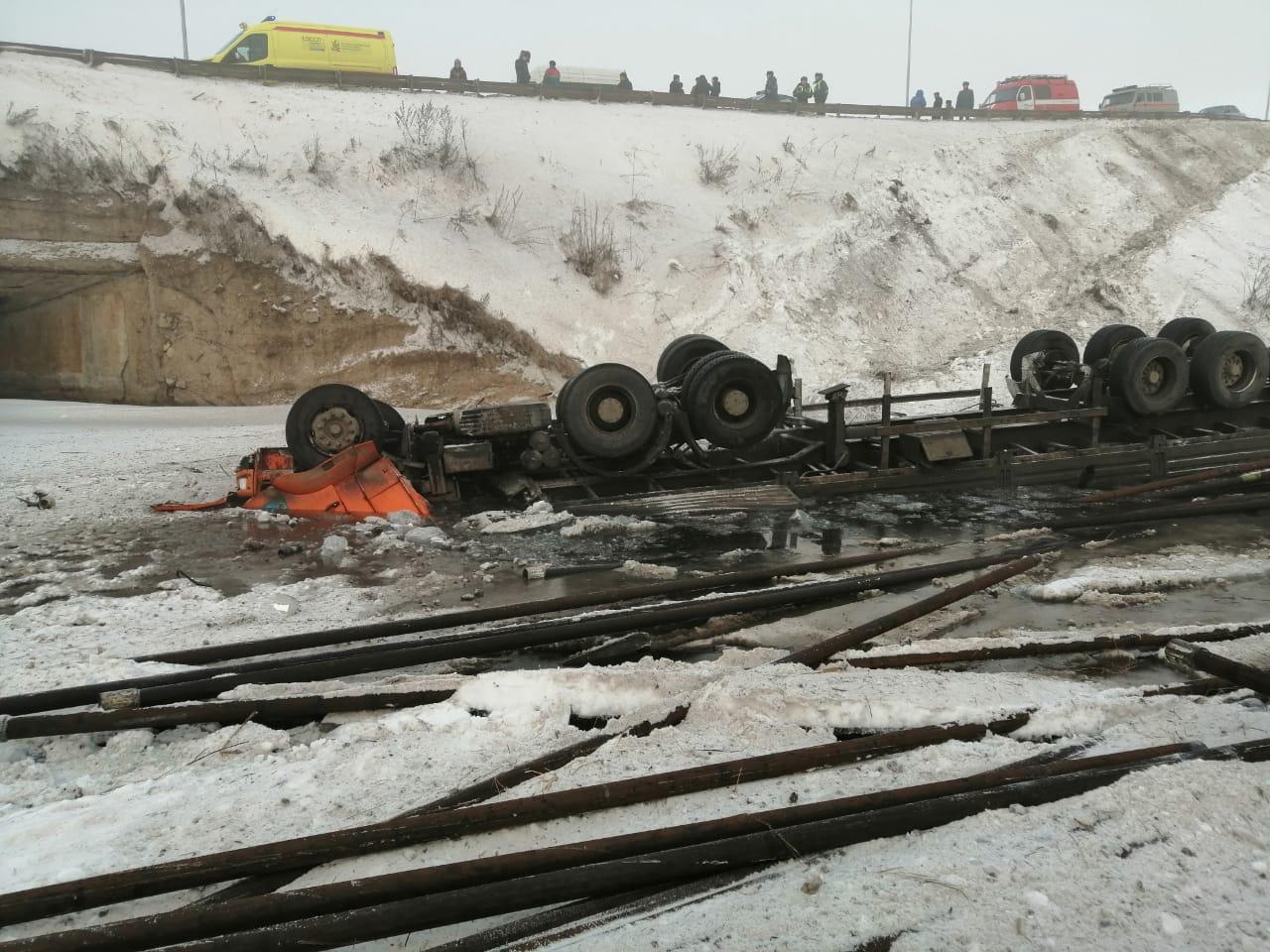 В Татарстане «КамАЗ» вылетел в кювет, водитель погиб