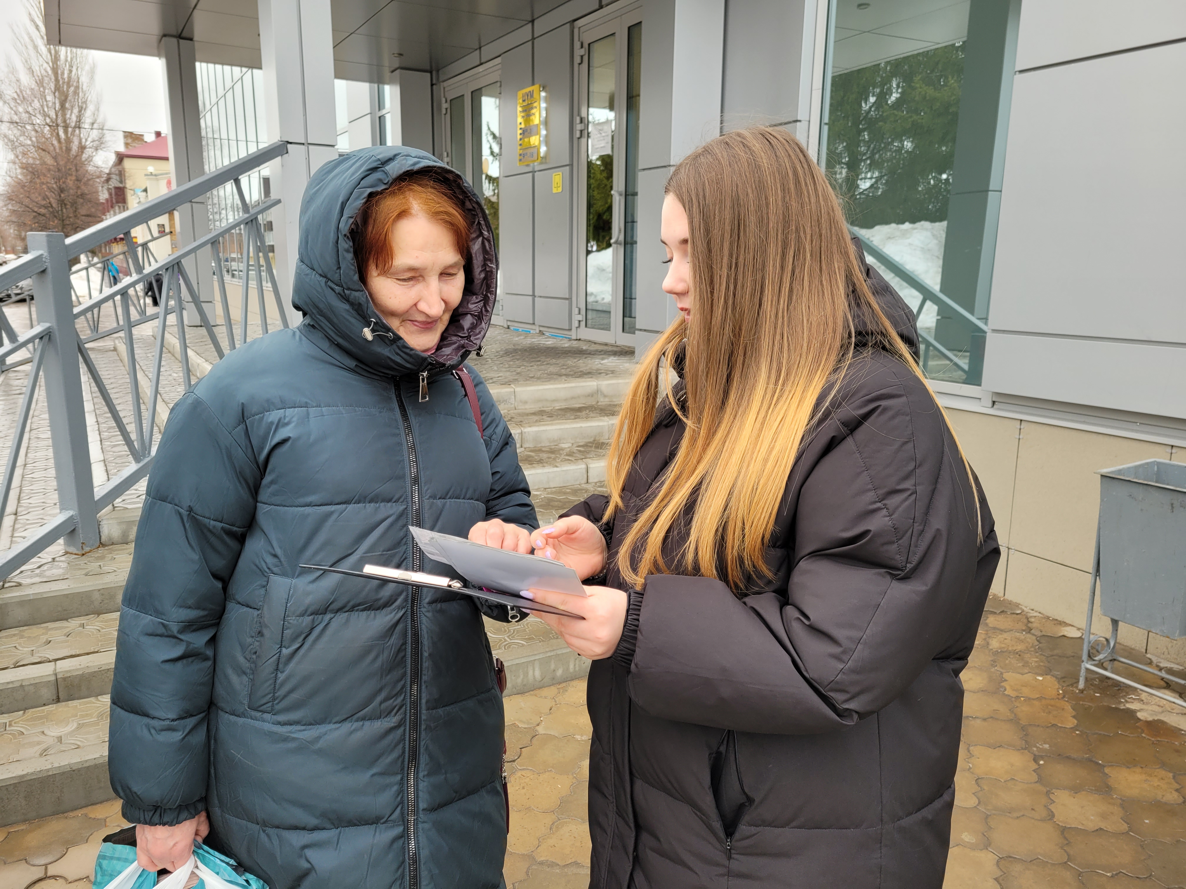 В Чистополе волонтеры помогают жителям в голосовании за объекты  благоустройства | 30.03.2024 | Чистополь - БезФормата