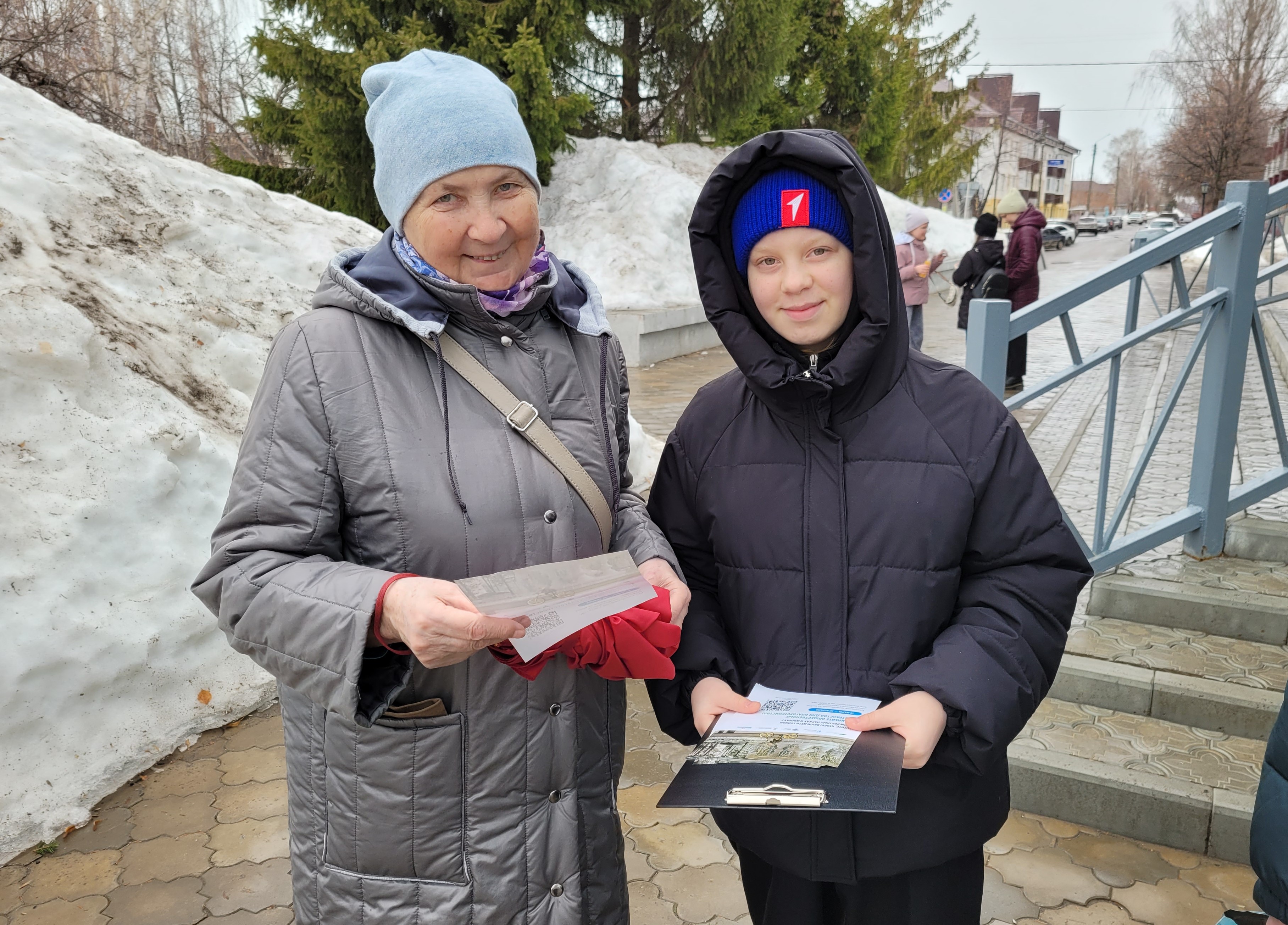 В Чистополе волонтеры помогают жителям в голосовании за объекты  благоустройства | 30.03.2024 | Чистополь - БезФормата