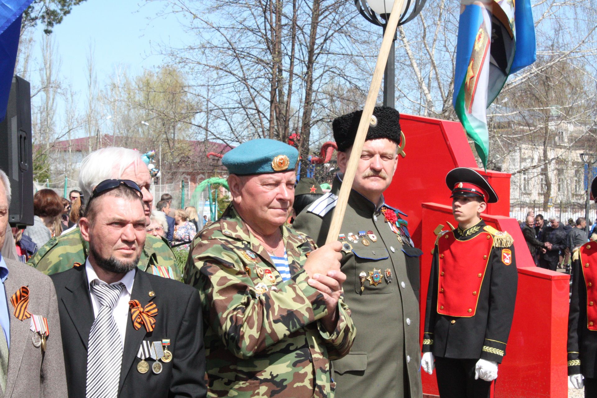 В Чистополе состоялись открытие уголка "Боевой славы" и акция "Бессмертный полк" (фоторепортаж)