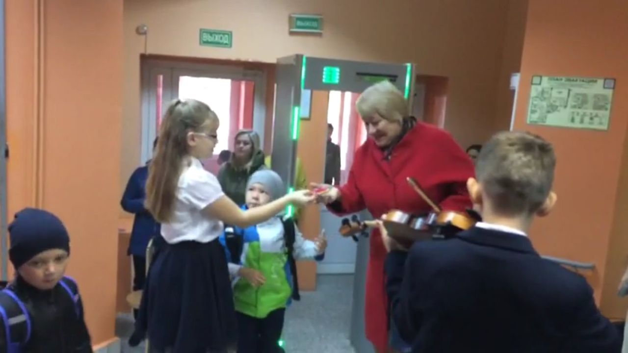 Живой музыкой и поздравлениями приветствовали чистопольских учителей в этот день