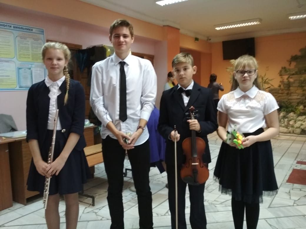 Живой музыкой и поздравлениями приветствовали чистопольских учителей в этот день