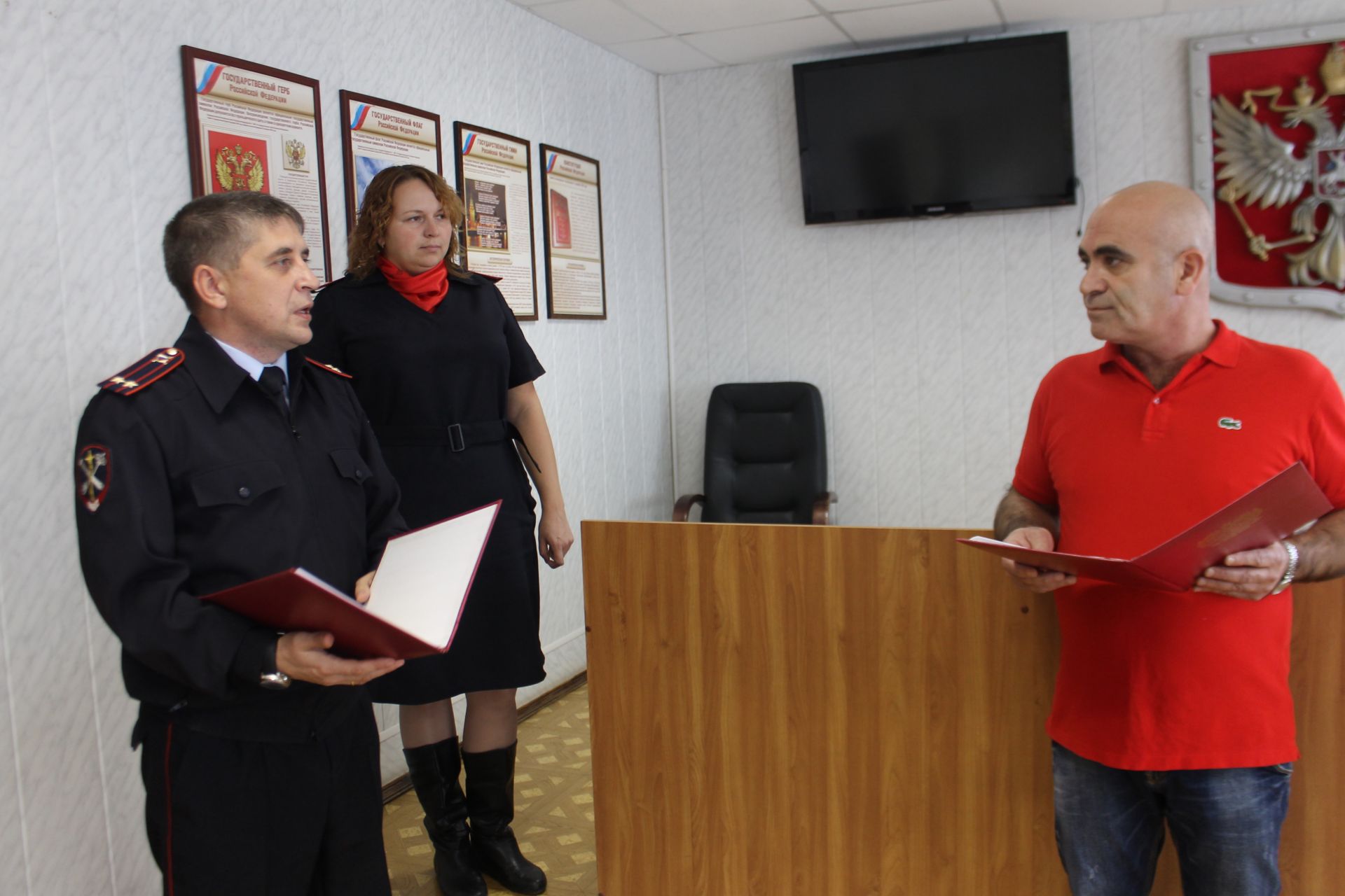 Он принял присягу гражданина России. Мужчину поздравили в чистопольской полиции