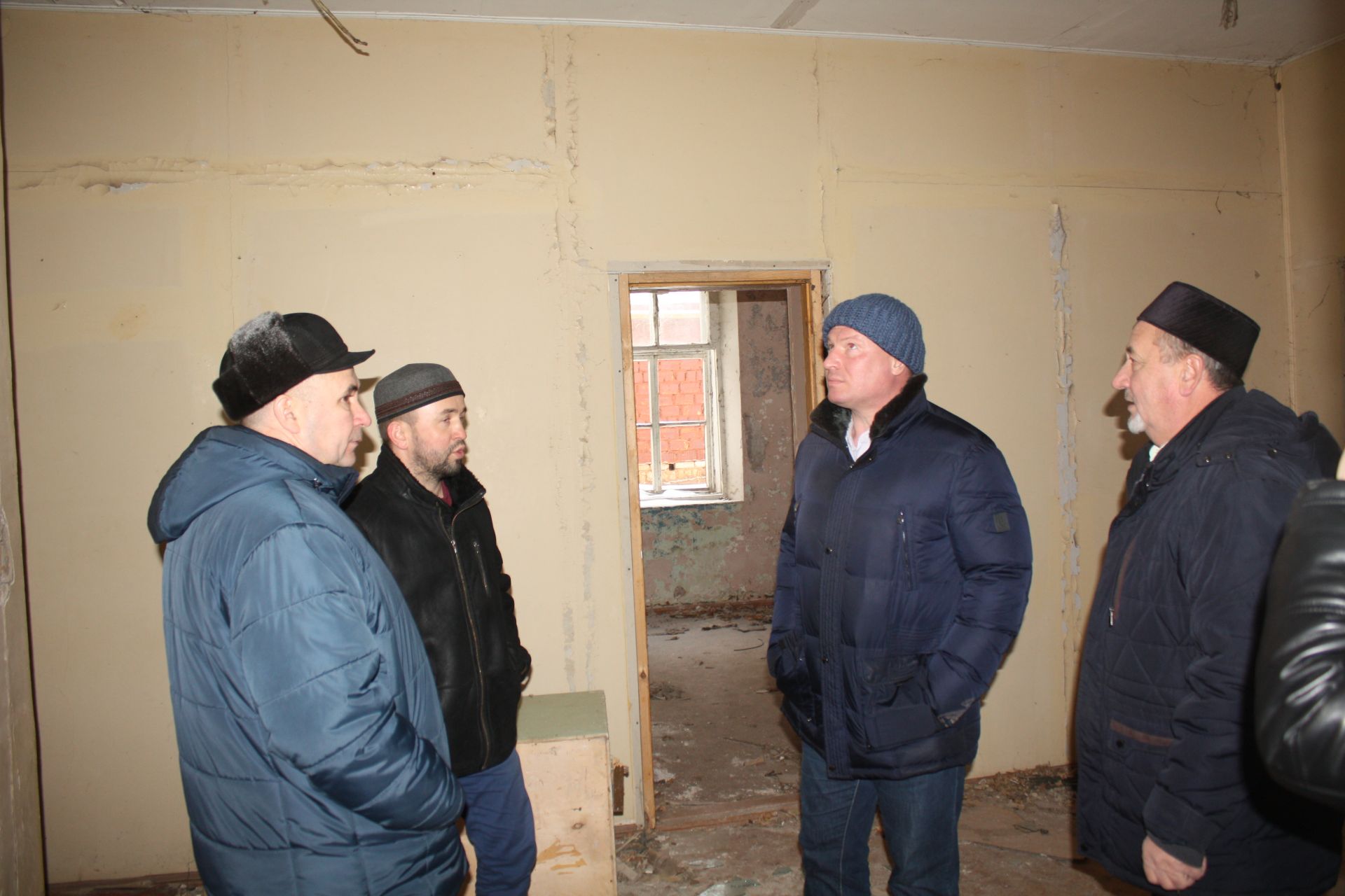 Глава Чистопольского района ознакомился с ходом ремонта в будущем исламском центре
