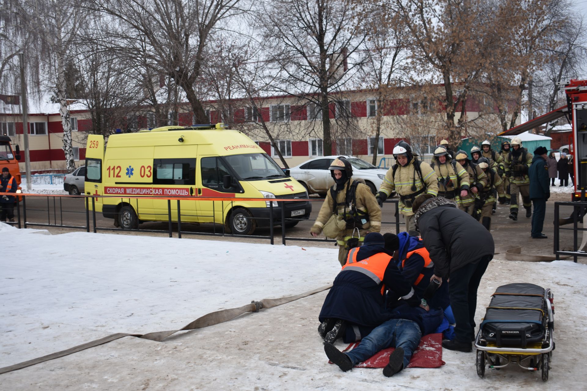 Из Ледового дворца в Чистополе срочно эвакуировали людей. На место прибыли скорая помощь и пожарные