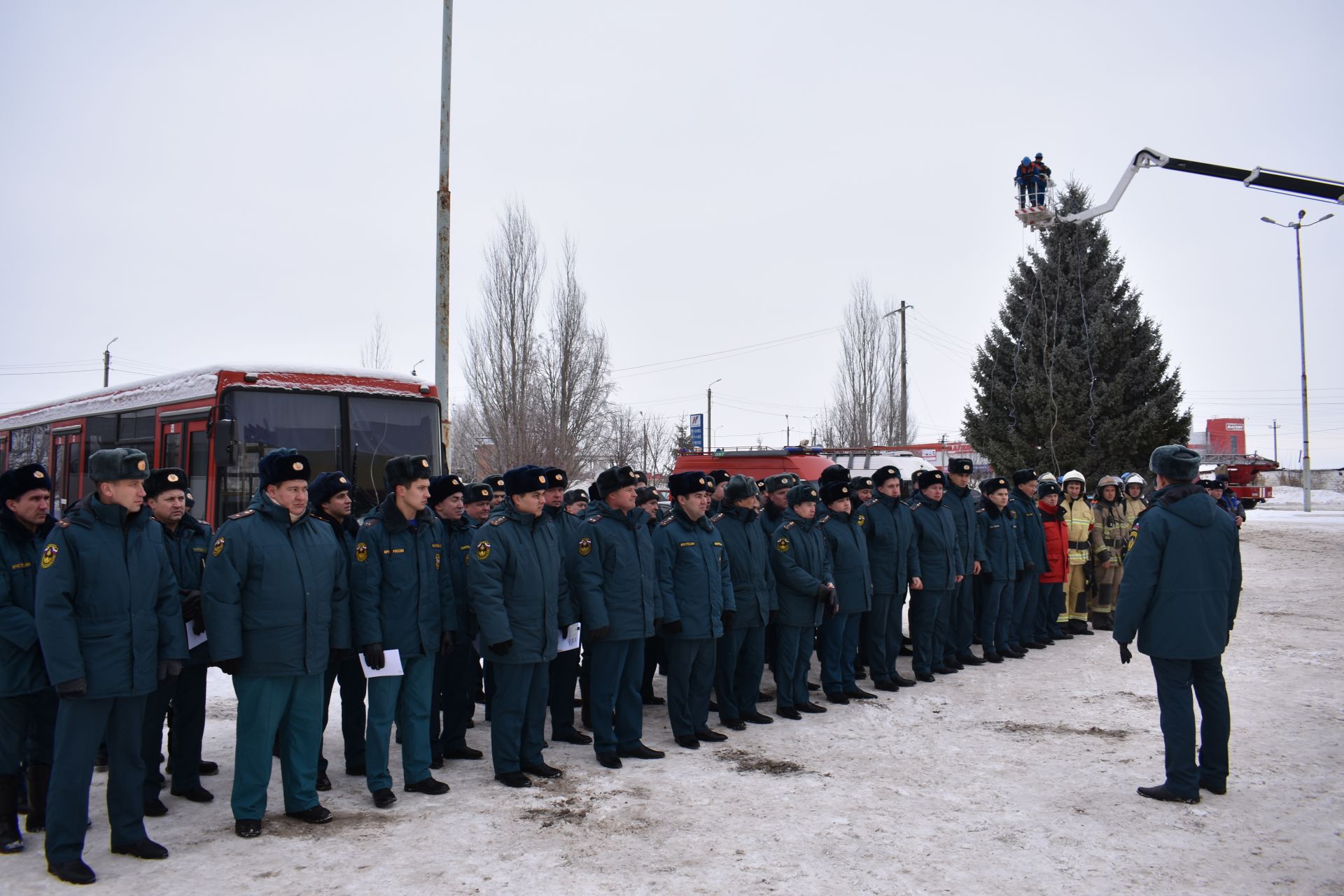 Из Ледового дворца в Чистополе срочно эвакуировали людей. На место прибыли скорая помощь и пожарные
