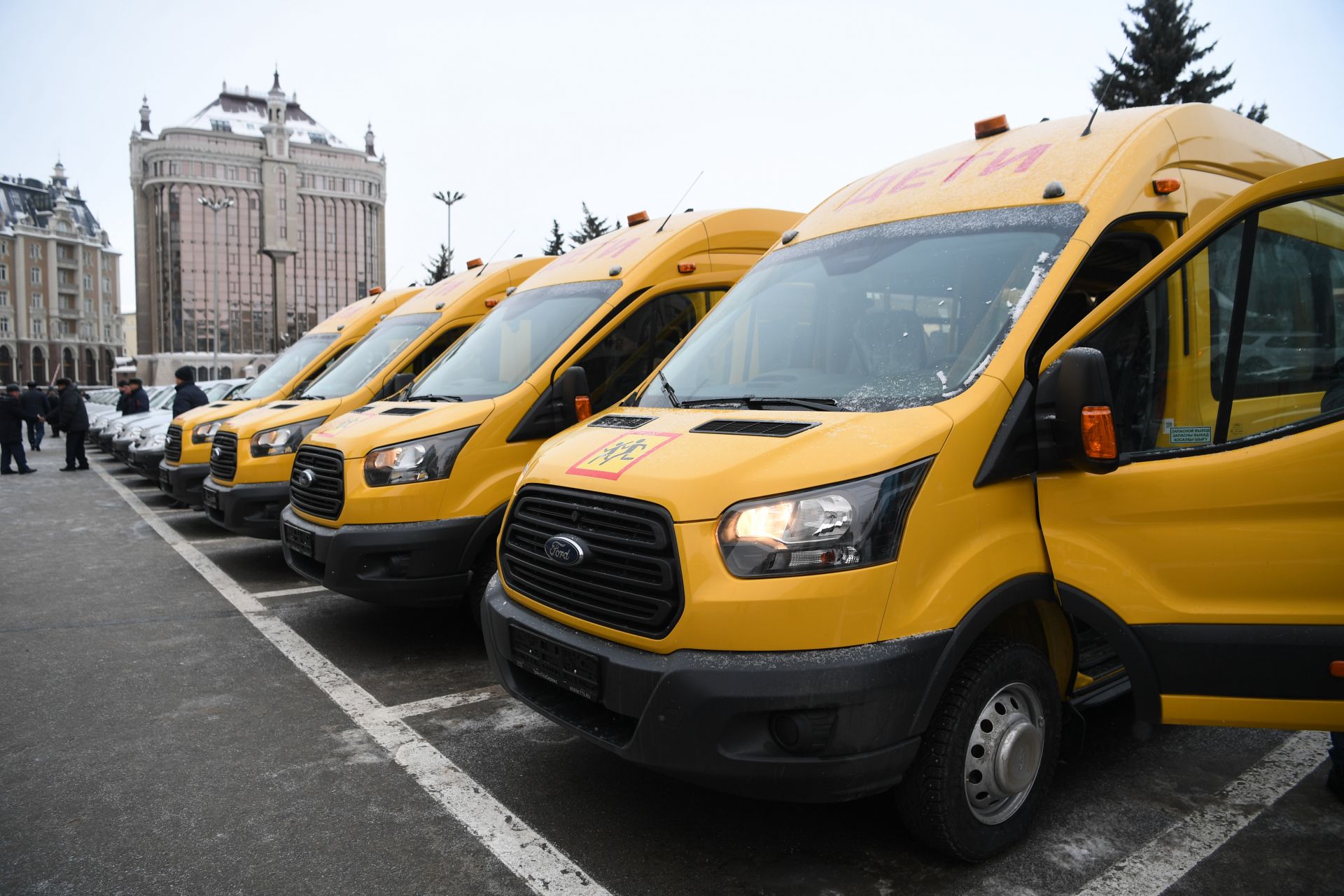 Чистопольский район получил два новых школьных автобуса. Ключи от них   вручил Рустам Минниханов