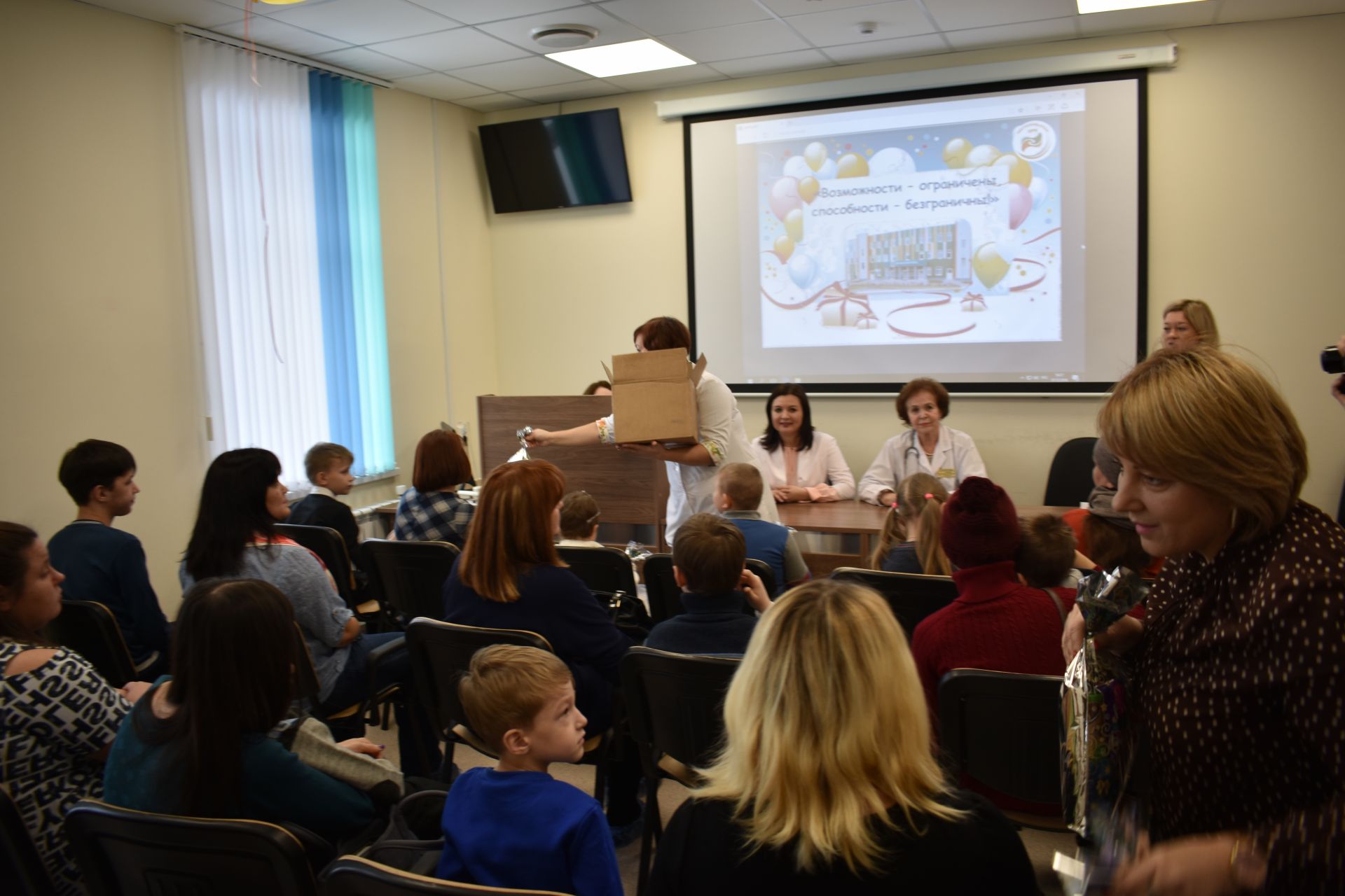 Чистопольских детей с особенностями здоровья поздравили с наступающим Новым Годом (фоторепортаж)