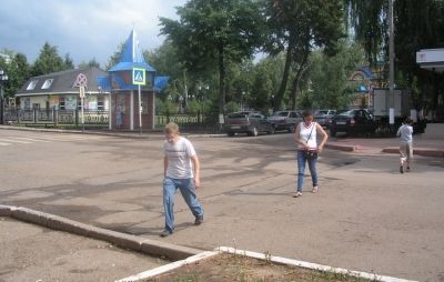 В Чистополе, чтобы перейти дорогу по "зебре", нужно дважды нарушить правила