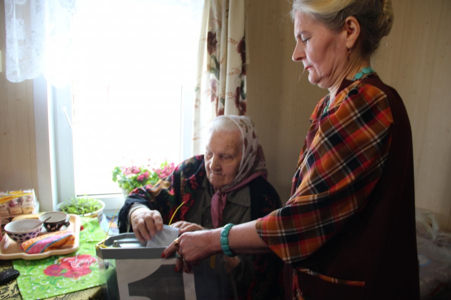 Чистопольская долгожительница проголосовала на дому в день своего юбилея