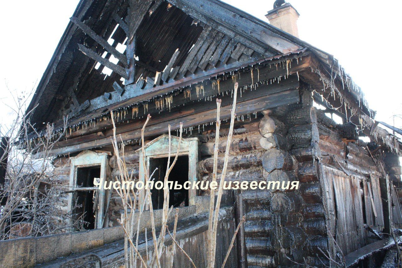 В Чистополе сгорел дотла деревянный дом с надворными постройками (фоторепортаж)&nbsp;