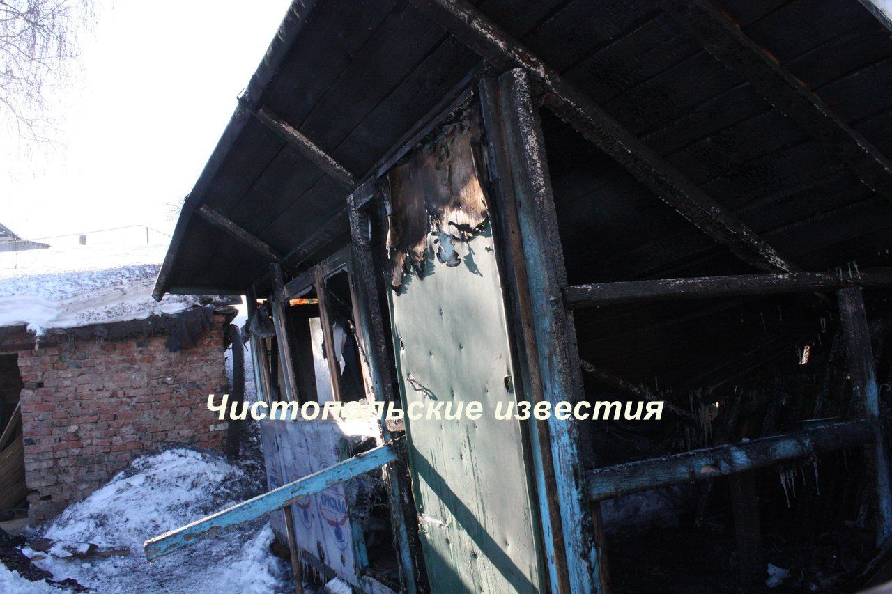 В Чистополе сгорел дотла деревянный дом с надворными постройками (фоторепортаж)&nbsp;