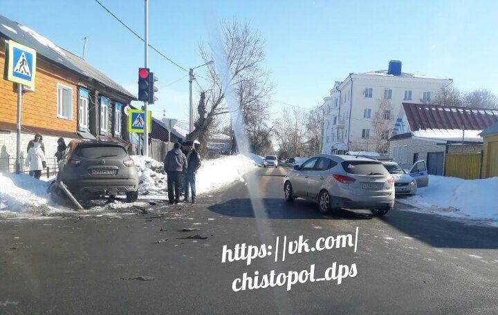 На одном из центральных перекрестков Чистополя столкнулись два автомобиля&nbsp;