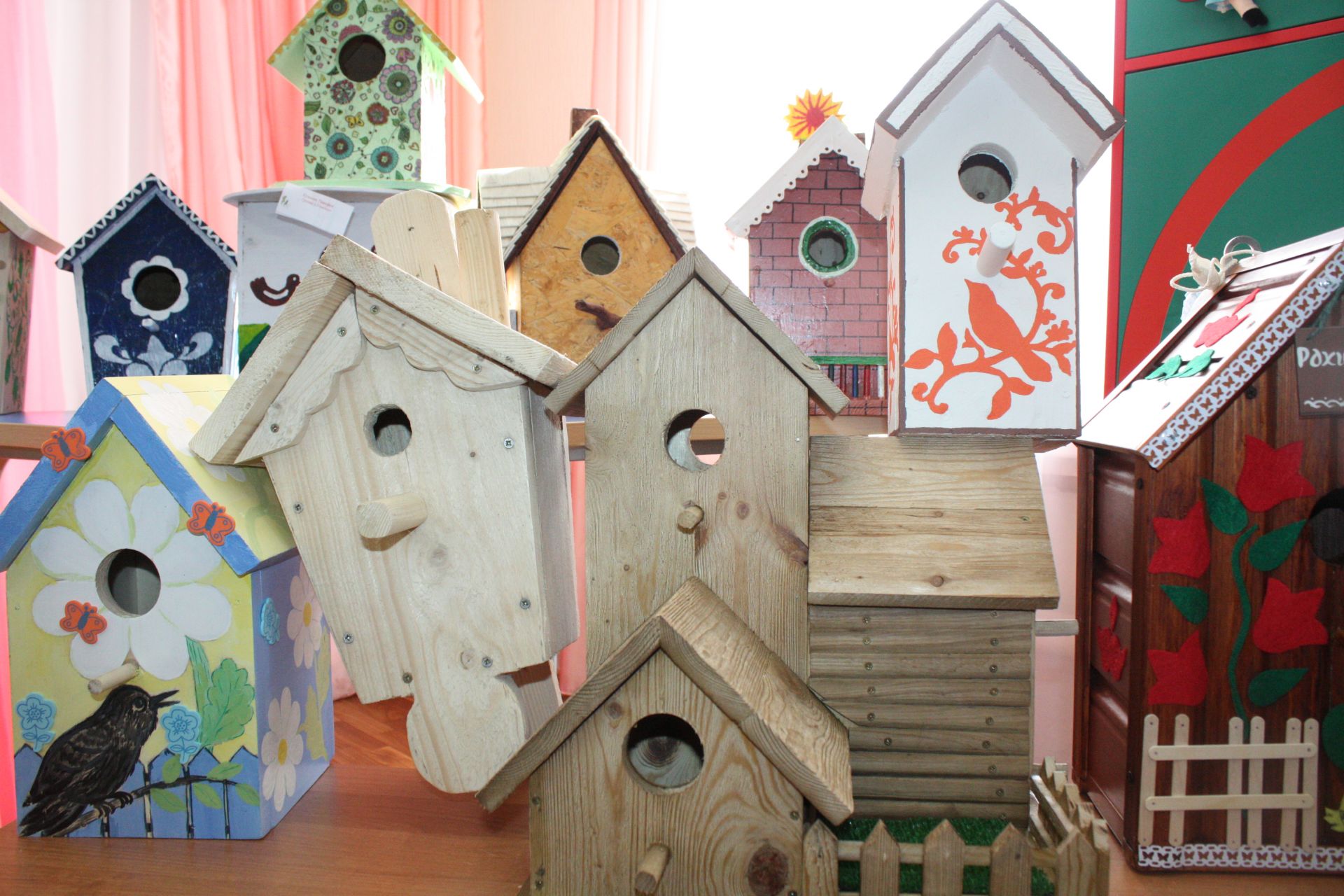 Уютный дом для птиц. Юные чистопольцы вместе с родителями смастерили чудные скворечники