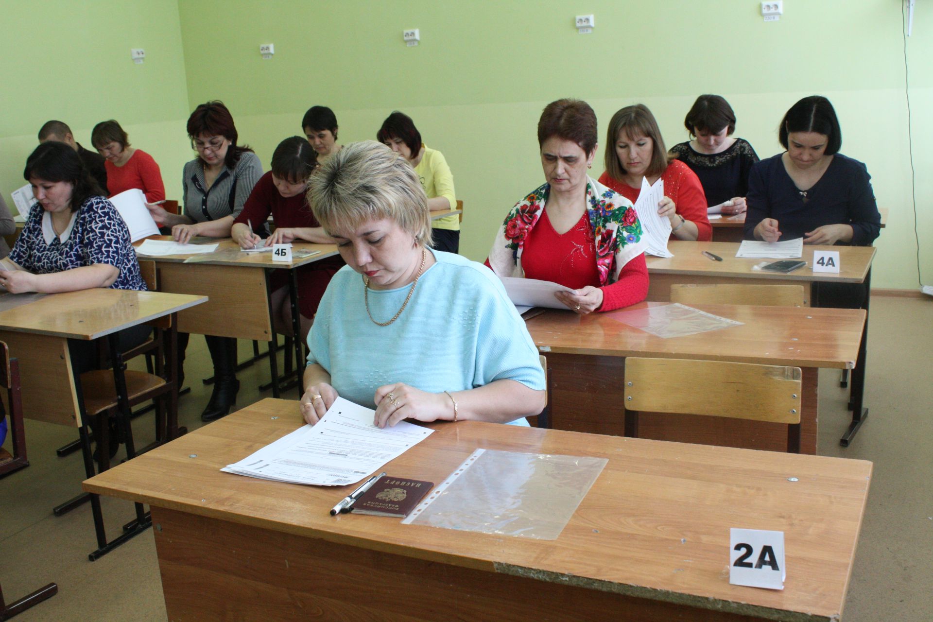 Сегодня родители чистопольских школьников сдают единый республиканский экзамен (фоторепортаж)