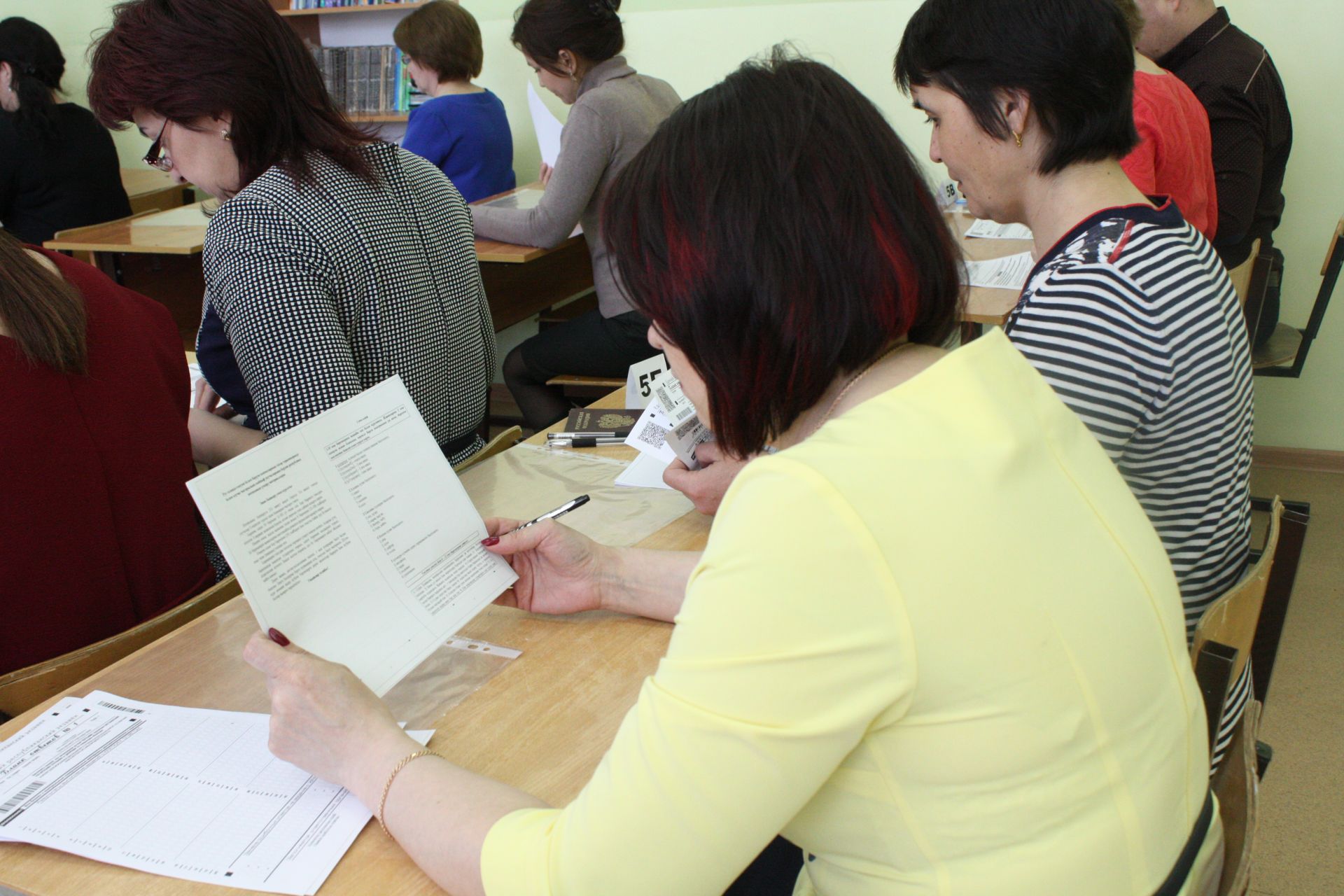 Сегодня родители чистопольских школьников сдают единый республиканский экзамен (фоторепортаж)