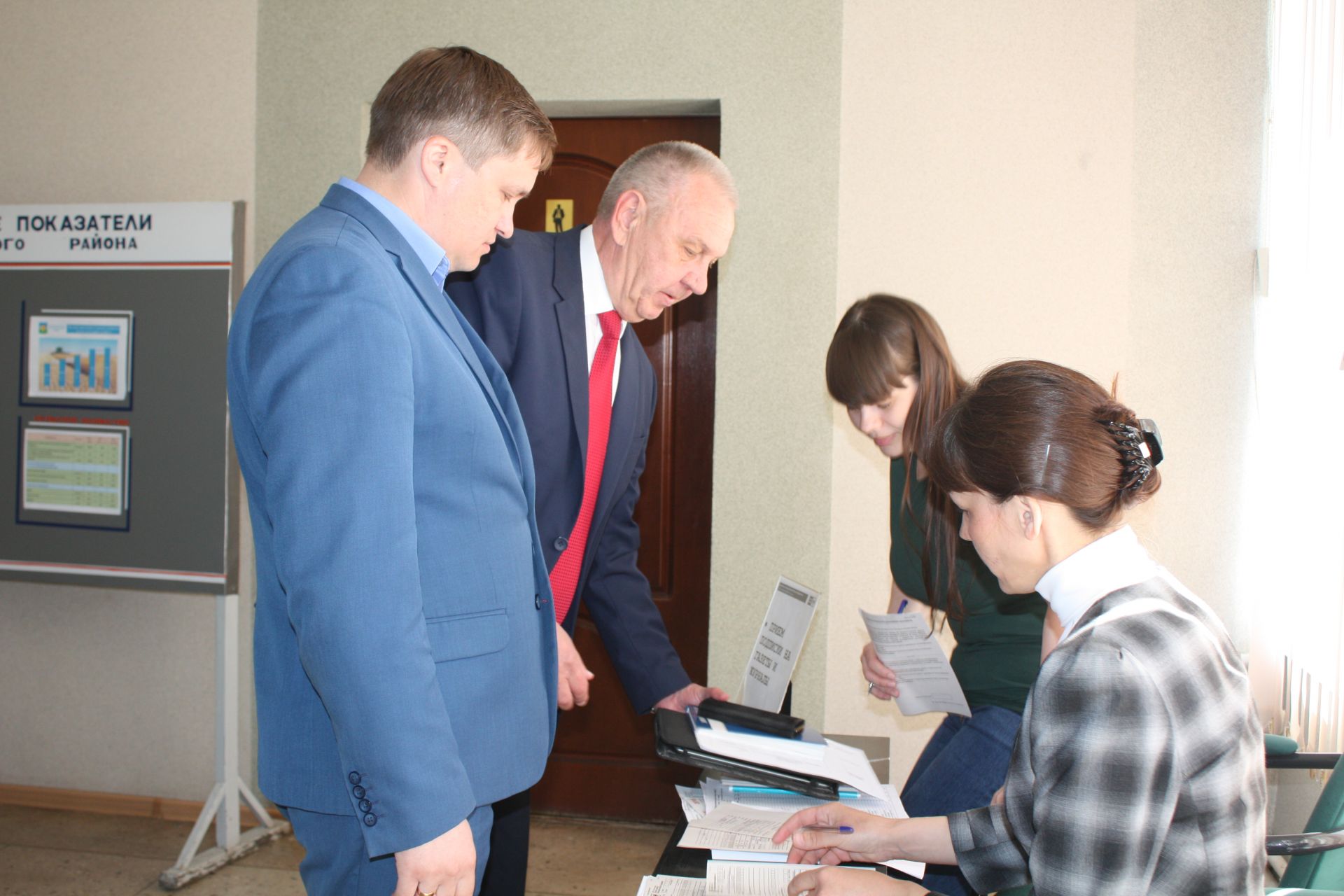 Глава района подарил подписку детскому дому на газеты и журналы