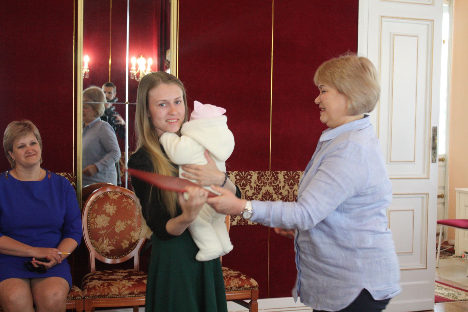 Малыши родились со своим капиталом. Торжественная церемония в Чистопольском Дворце Бракосочетания