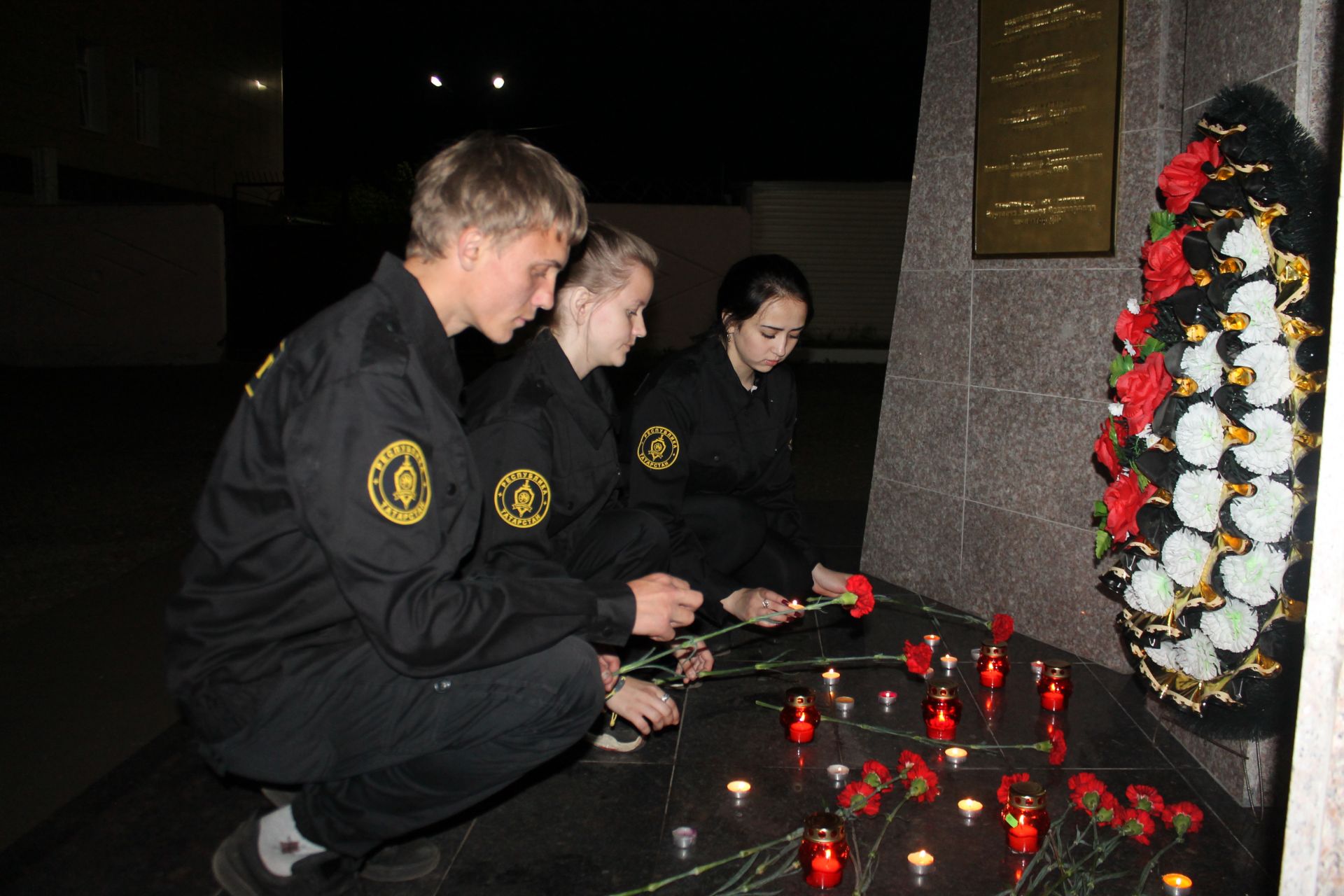 Зажглись в эту ночь свечи. Сотрудники чистопольской полиции присоединились к Всероссийской акции