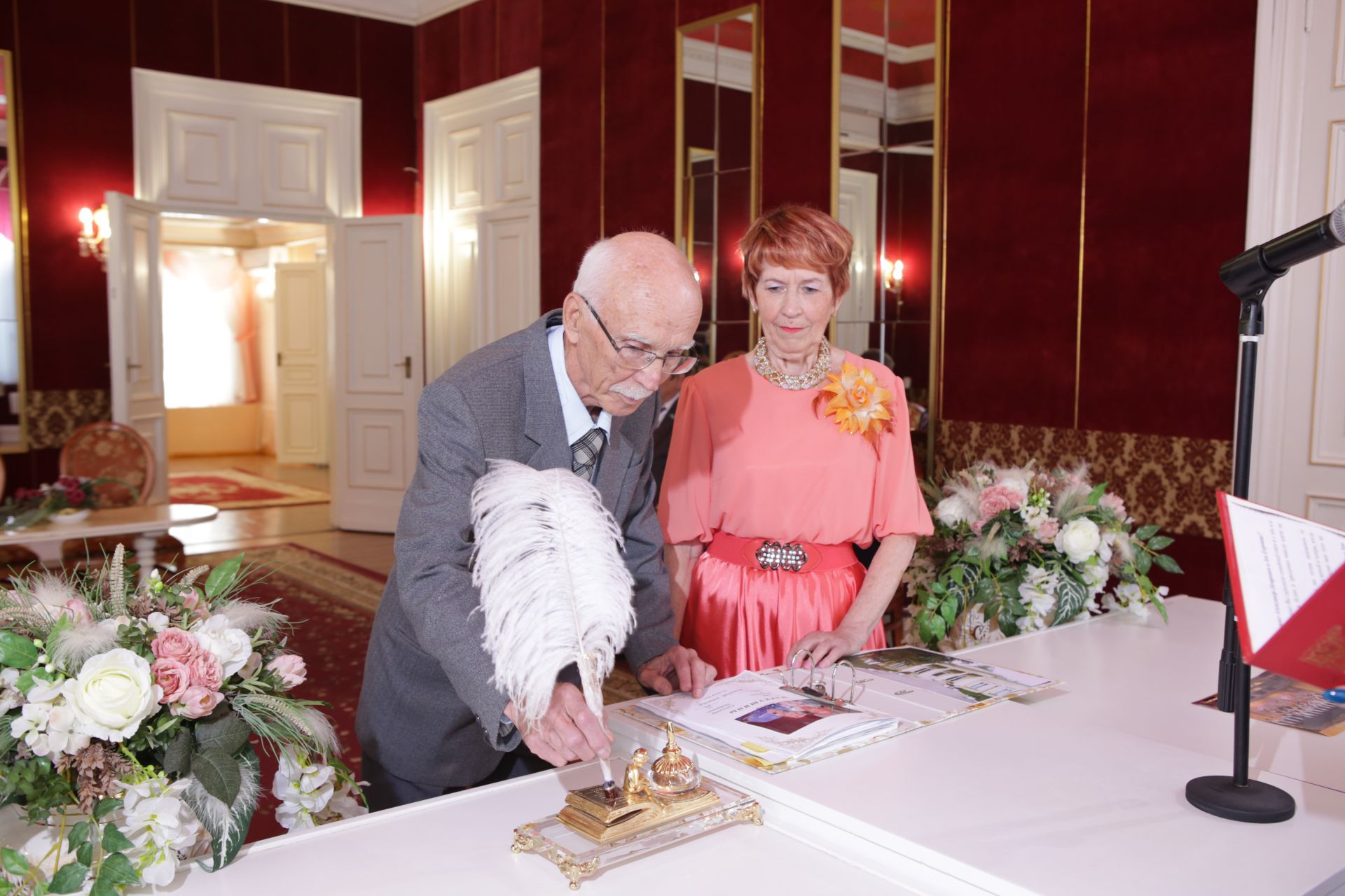 Есть такая красивая традиция. В чистопольском Дворце бракосочетания отмечали золотую свадьбу