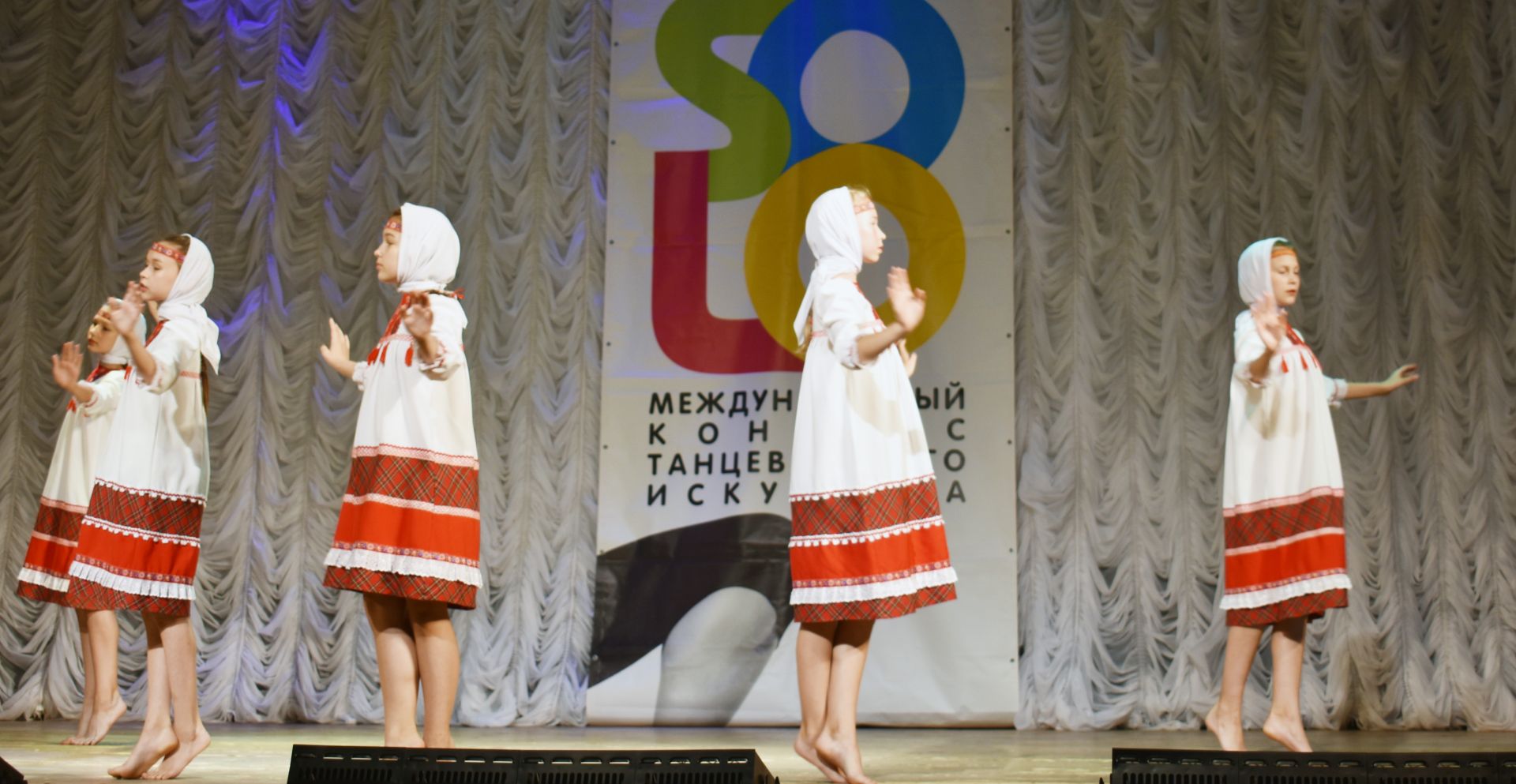 Участники "Танцевальной деревни" зажигают на сцене. Фестиваль"Соло" (фоторепортаж)