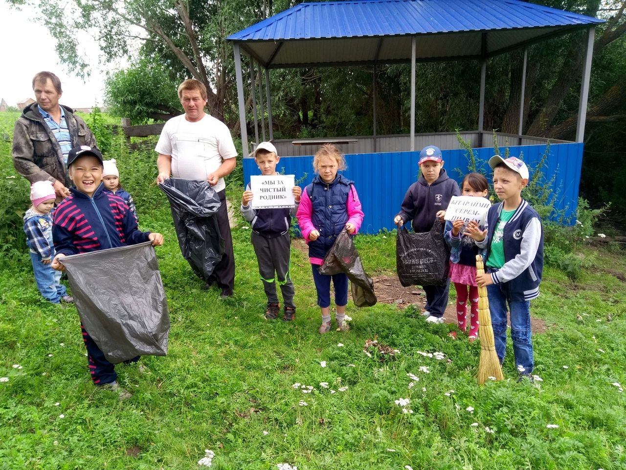  Юные жители чистопольского села отправились к роднику. И не только за тем, чтобы напиться вкуснейшей воды