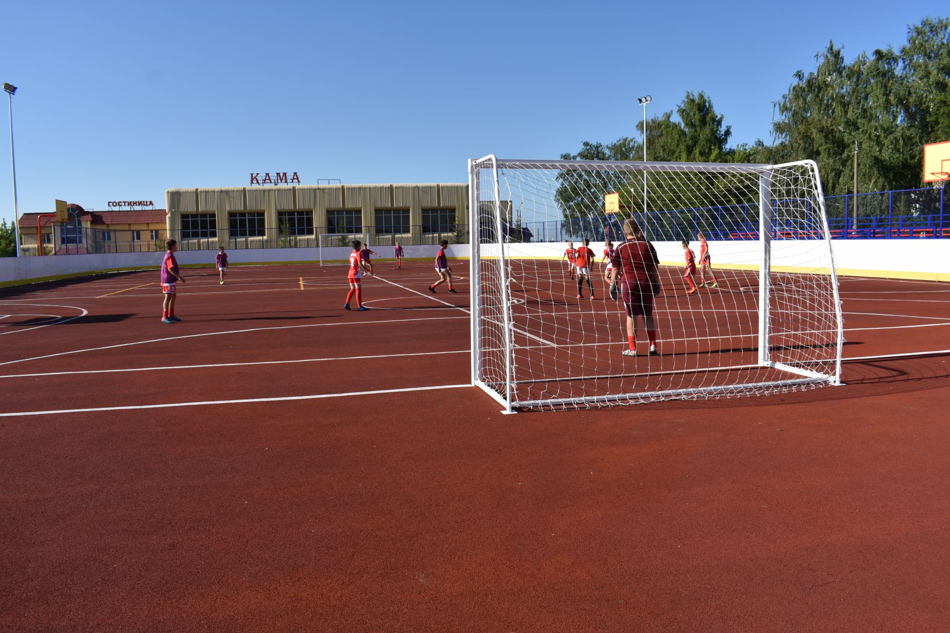Футбол, баскетбол и хоккей в одном месте! В Чистополе открылась универсальная спортивная площадка (фоторепортаж)