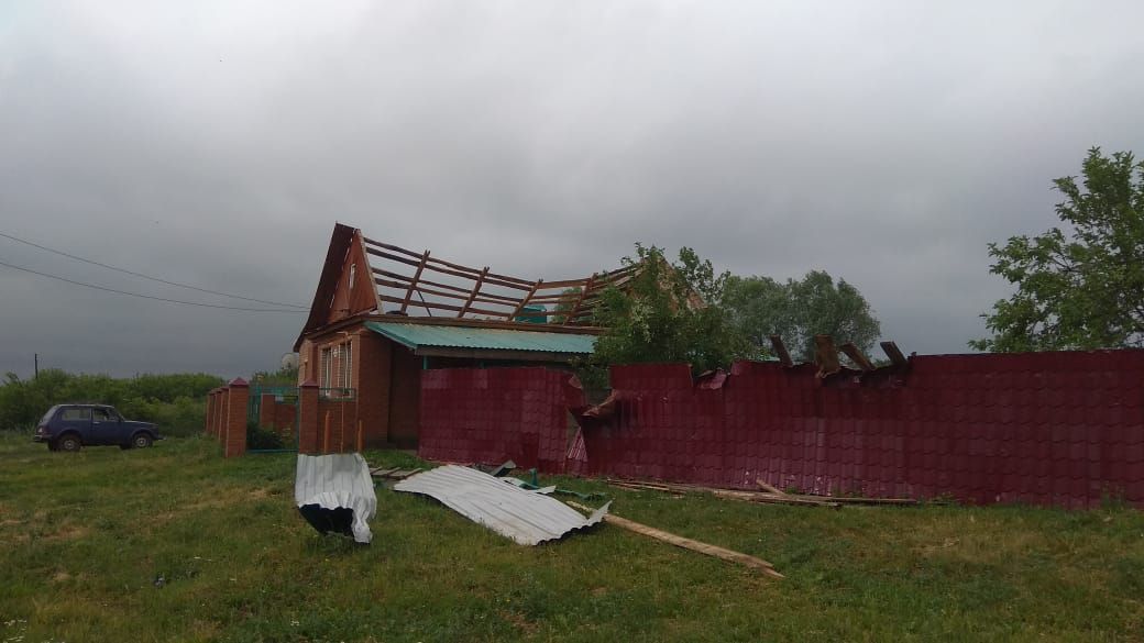 В соседнем с Чистопольским районе ураган разошелся не на шутку. Крыши "смело" ветром