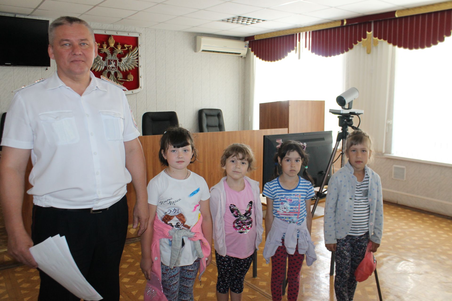 Чистопольские малыши поздравили сотрудников ГИБДД с праздником