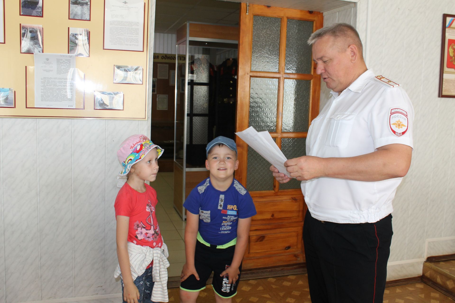 Чистопольские малыши поздравили сотрудников ГИБДД с праздником