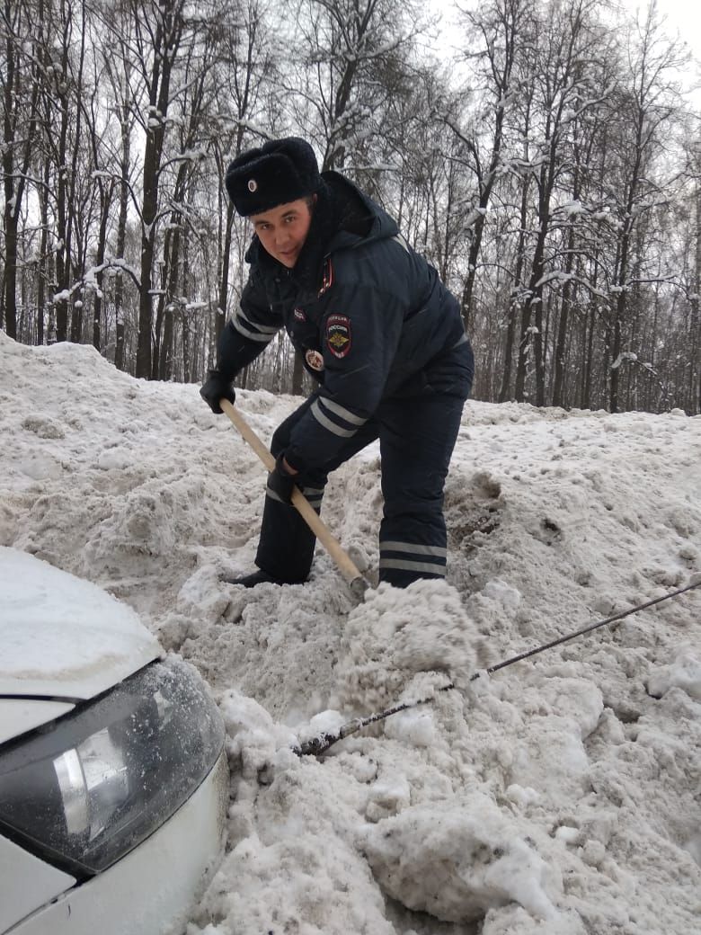 Татарстанские автоинспекторы помогли автомобилисту, откопав его машину из под снега