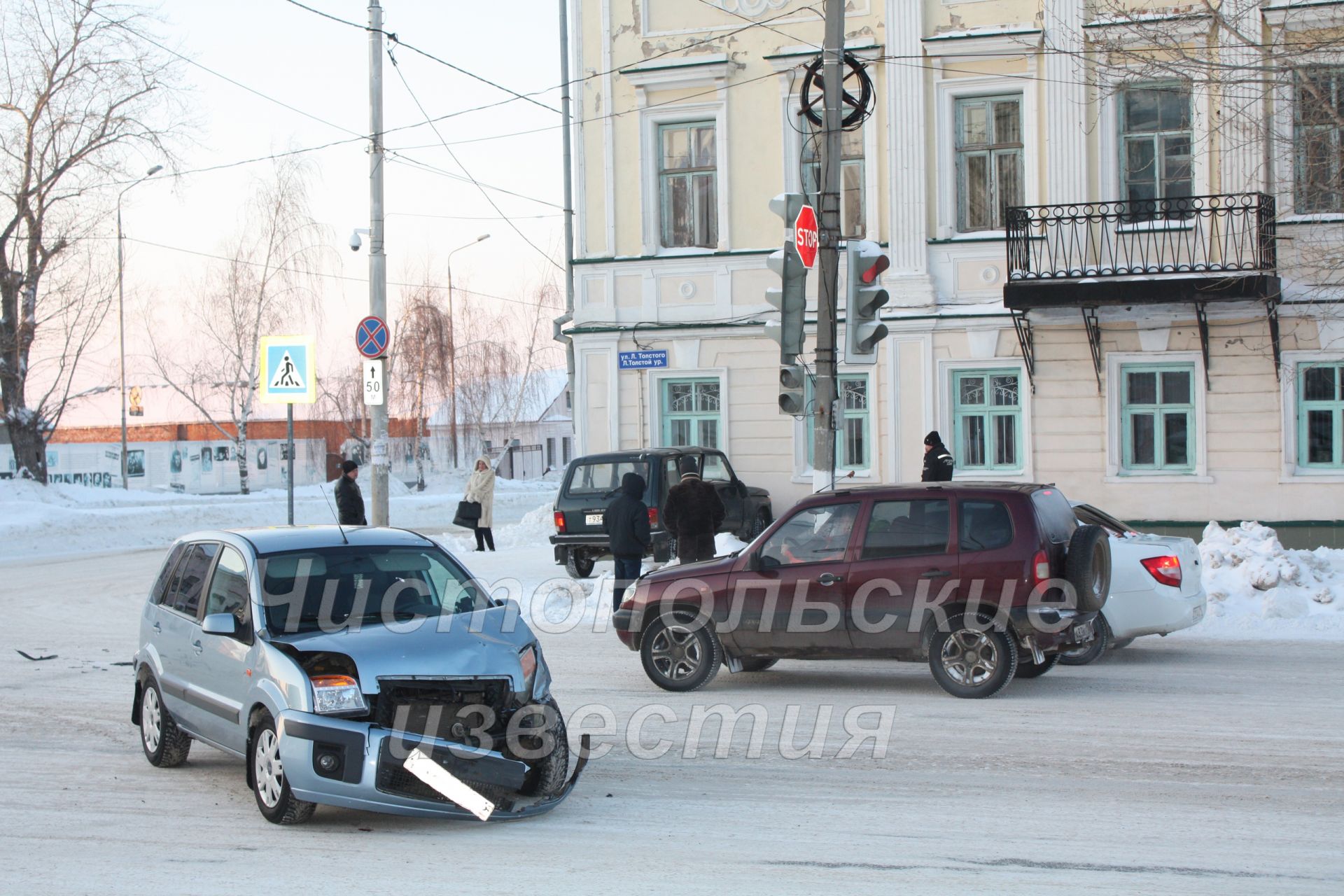 В Чистополе в результате ДТП автомобиль въехал в здание управления образования