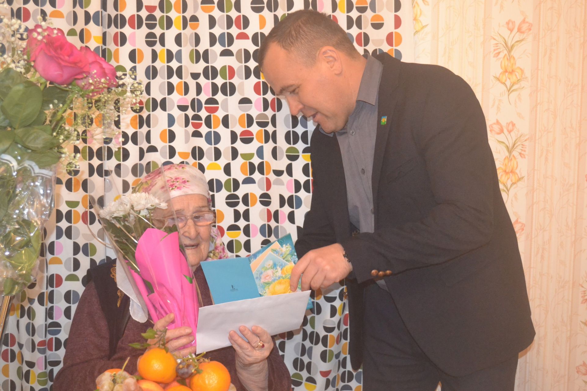 Труженица тыла из Чистополя принимает поздравления с 95-летием