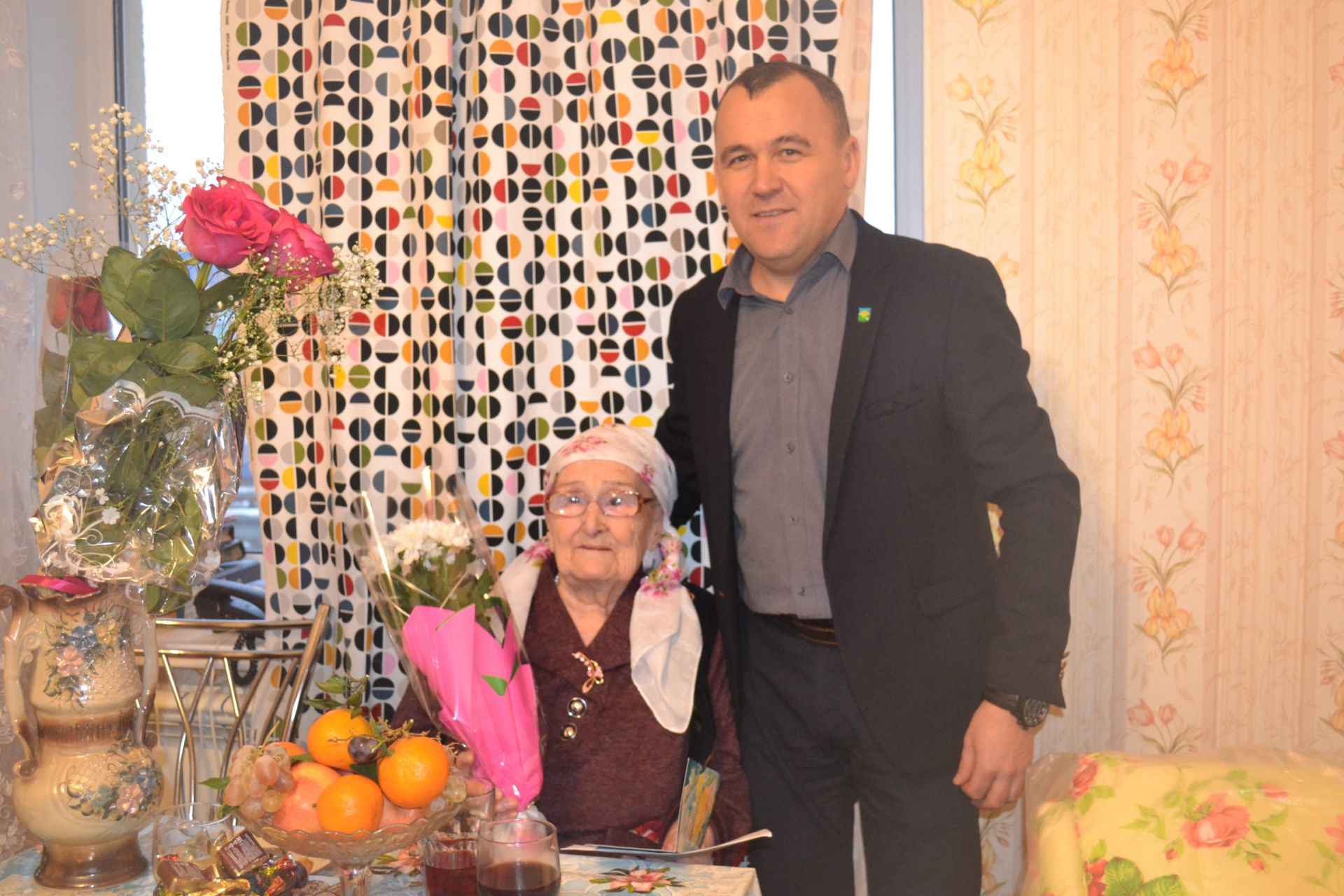 Труженица тыла из Чистополя принимает поздравления с 95-летием