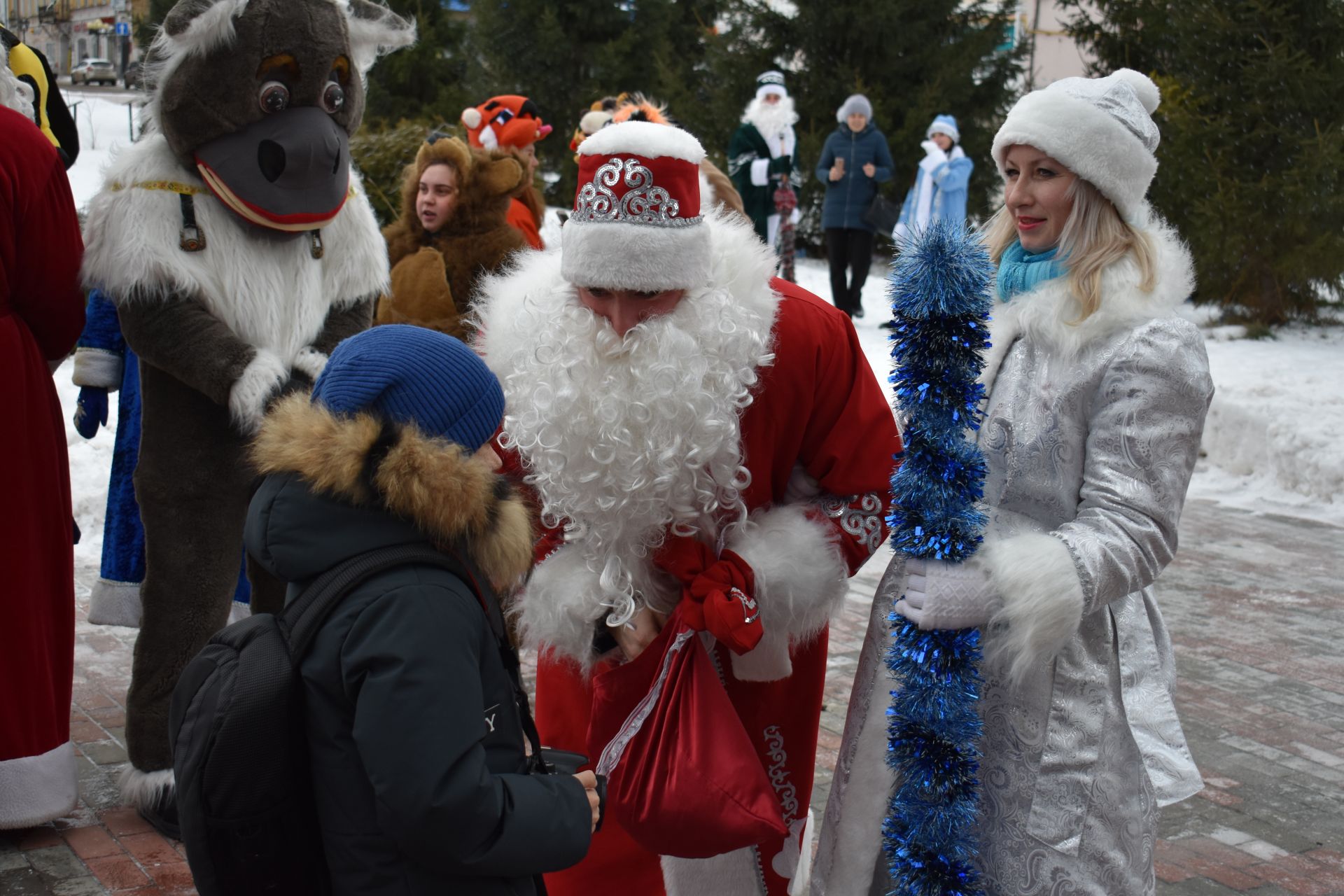 ФОТОРЕПОРТАЖ: Десятки Дедов Морозов и Снегурочек прошли парадом по центральной улице Чистополя