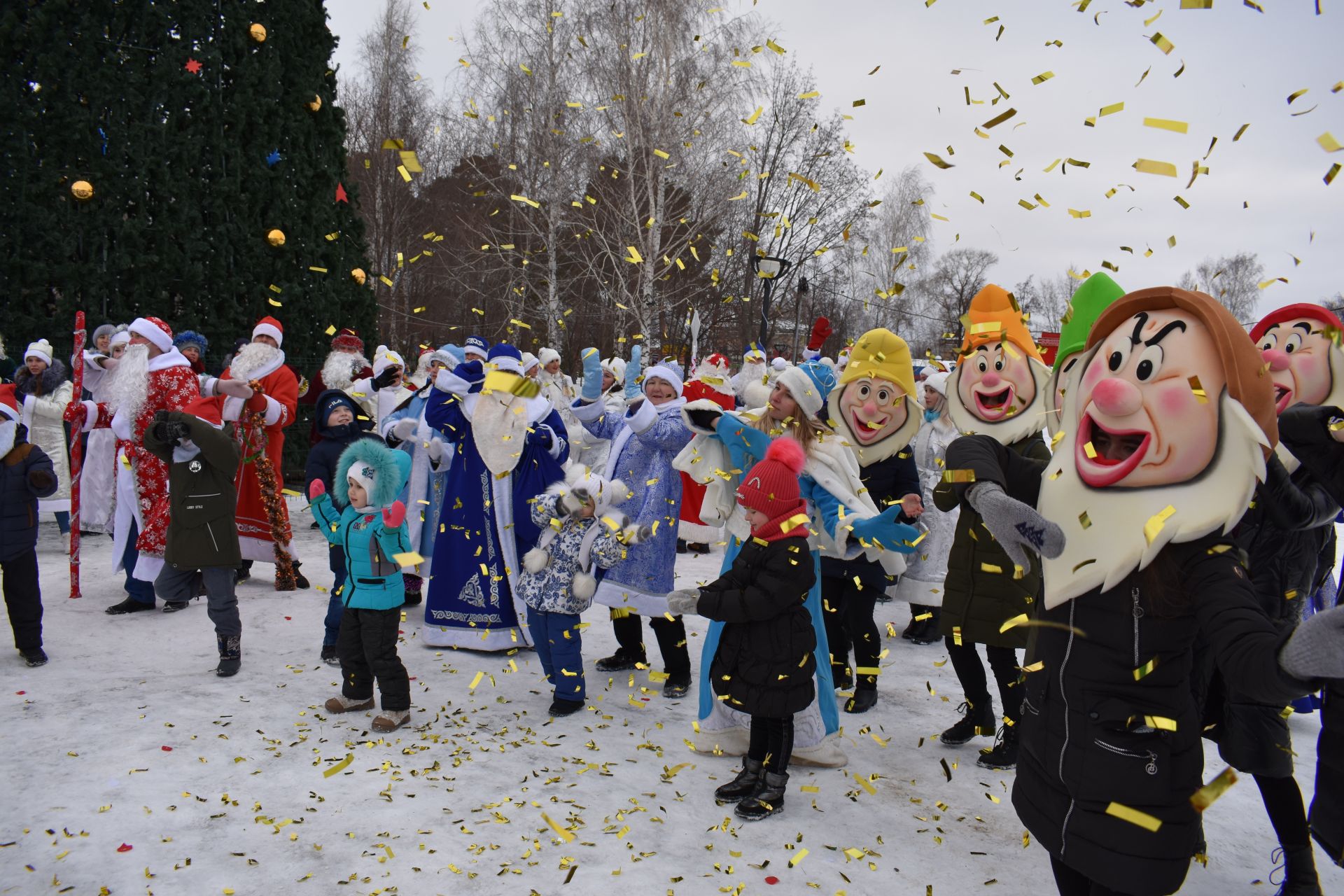 ФОТОРЕПОРТАЖ: Десятки Дедов Морозов и Снегурочек прошли парадом по центральной улице Чистополя