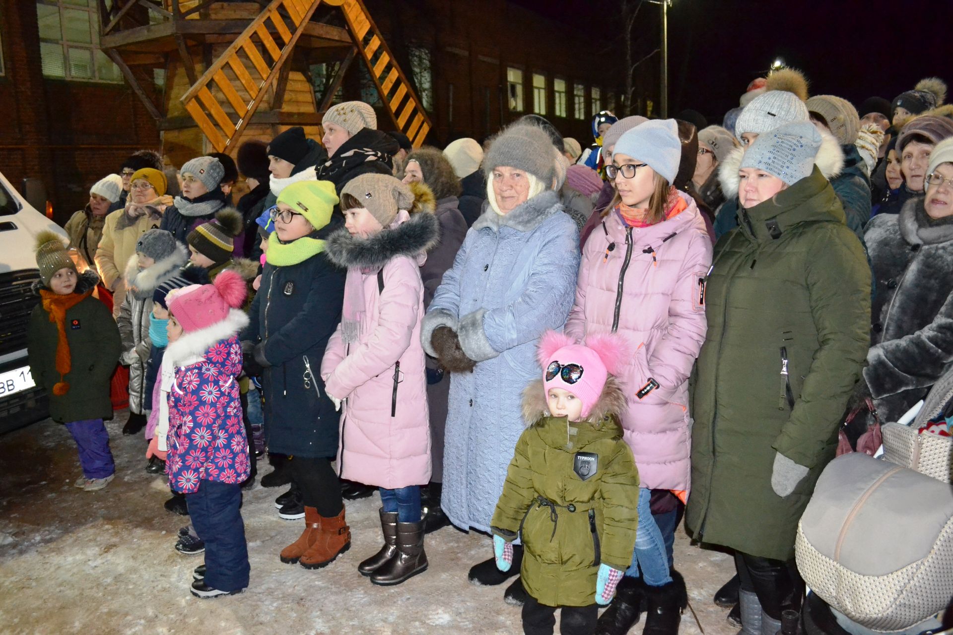 Чистопольцы зажгли огни на новогодней елке