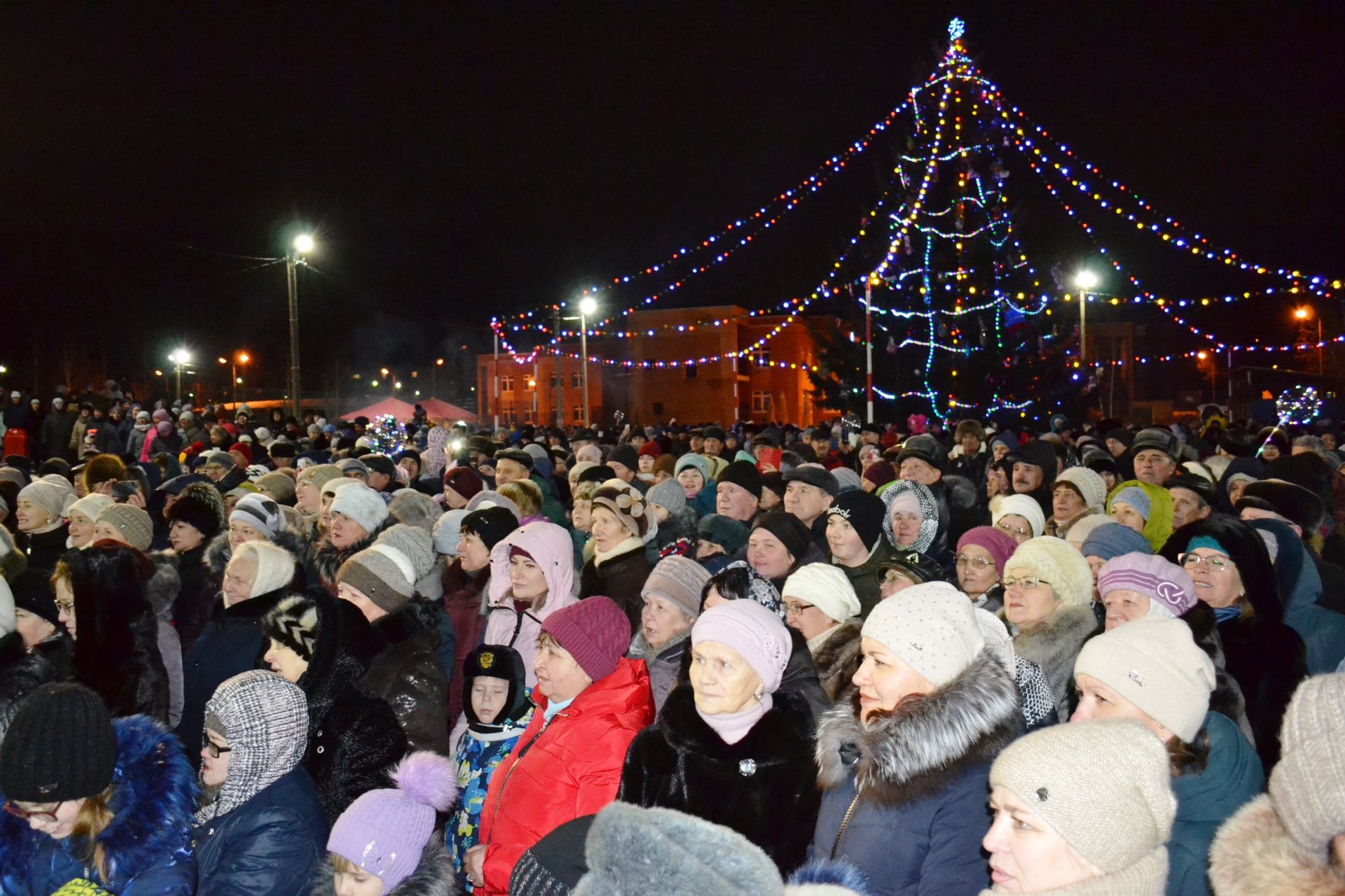 Чистопольцы зажгли огни на новогодней елке