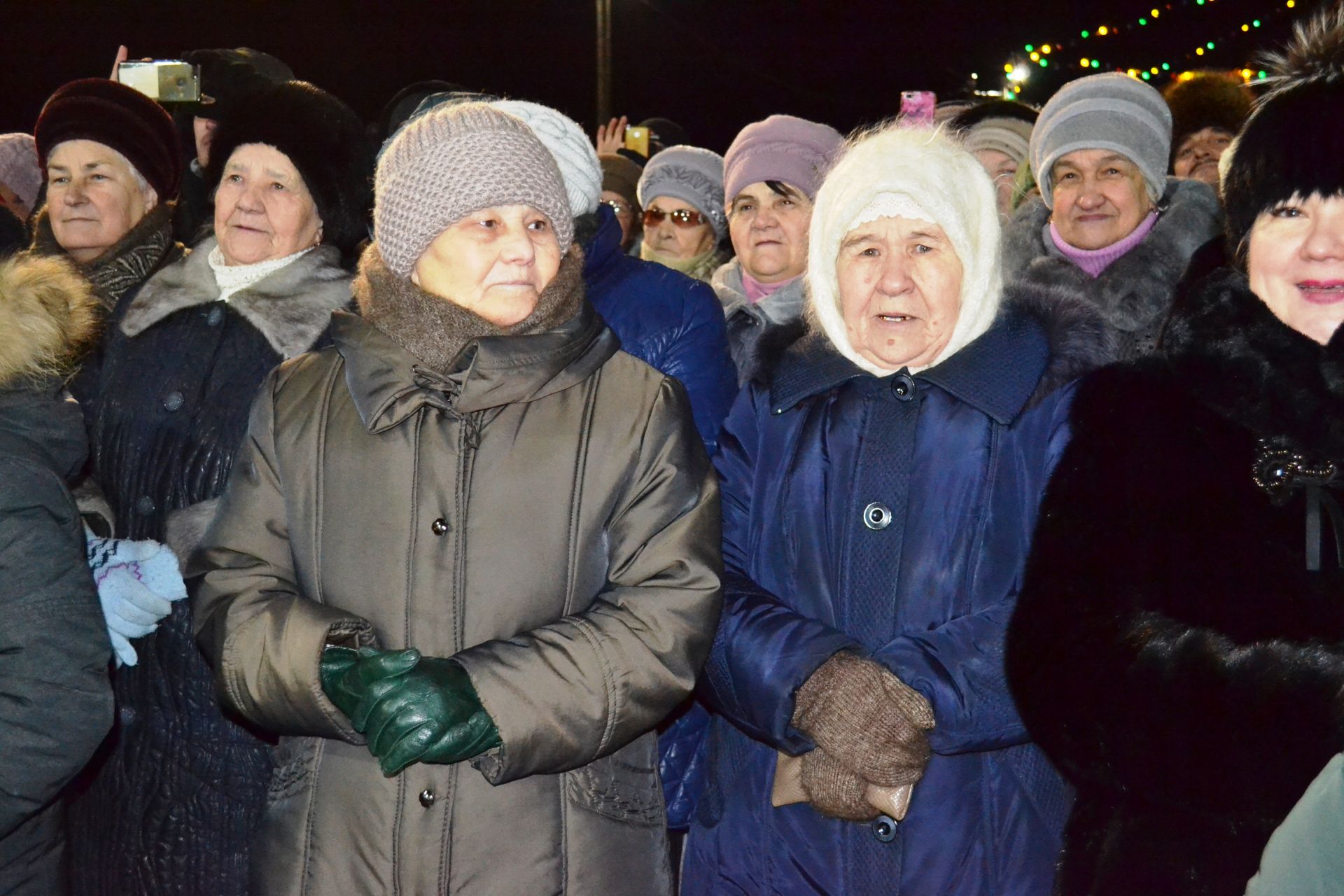 Чистопольцы зажгли огни на новогодней елке