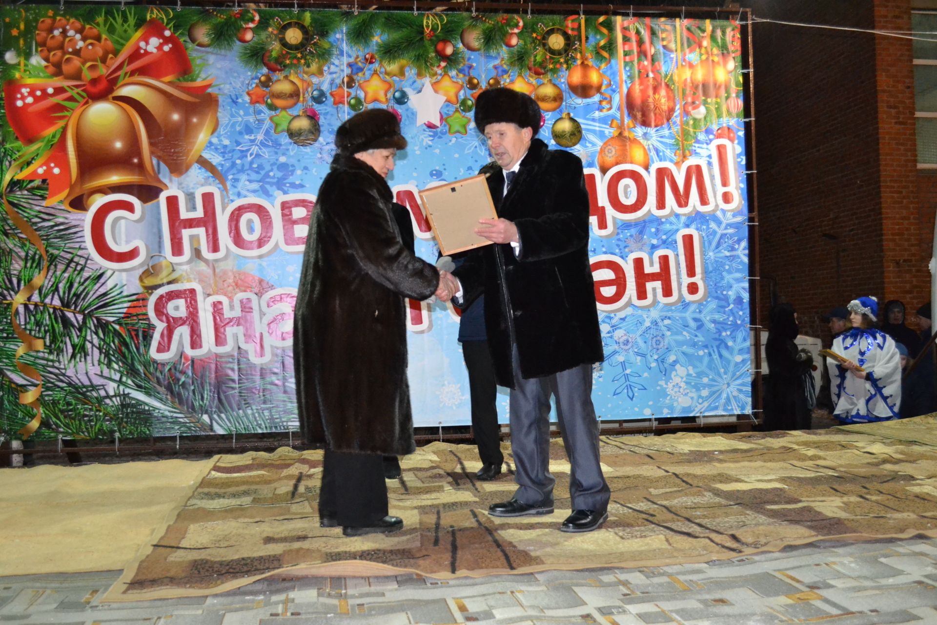 Чистопольцы зажгли огни на новогодней елке