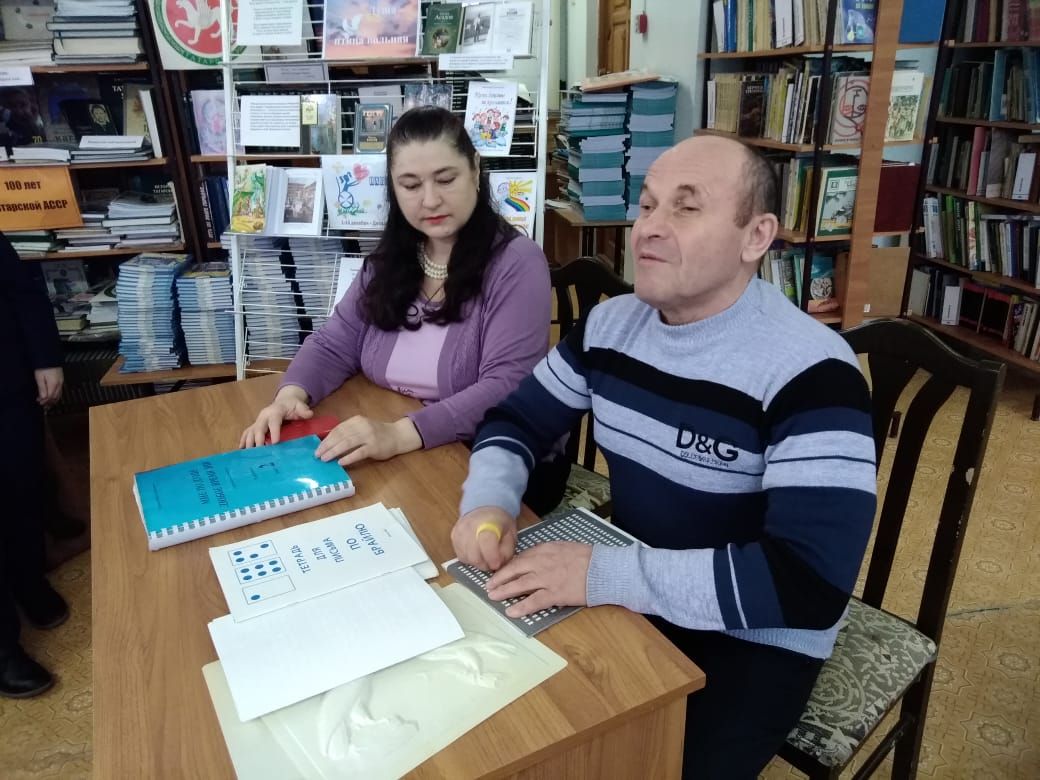 Декада инвалидов: встреча чистопольских школьников с незрячим поэтом