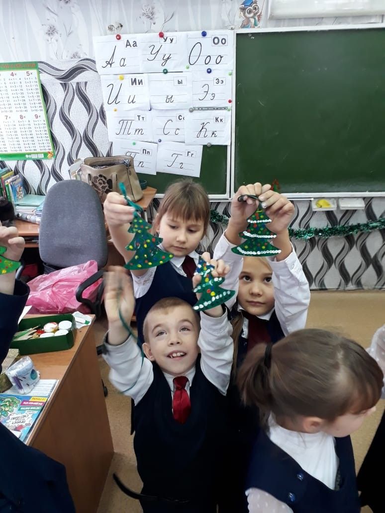 А все-таки Новый год придет: приготовления чистопольских школьников