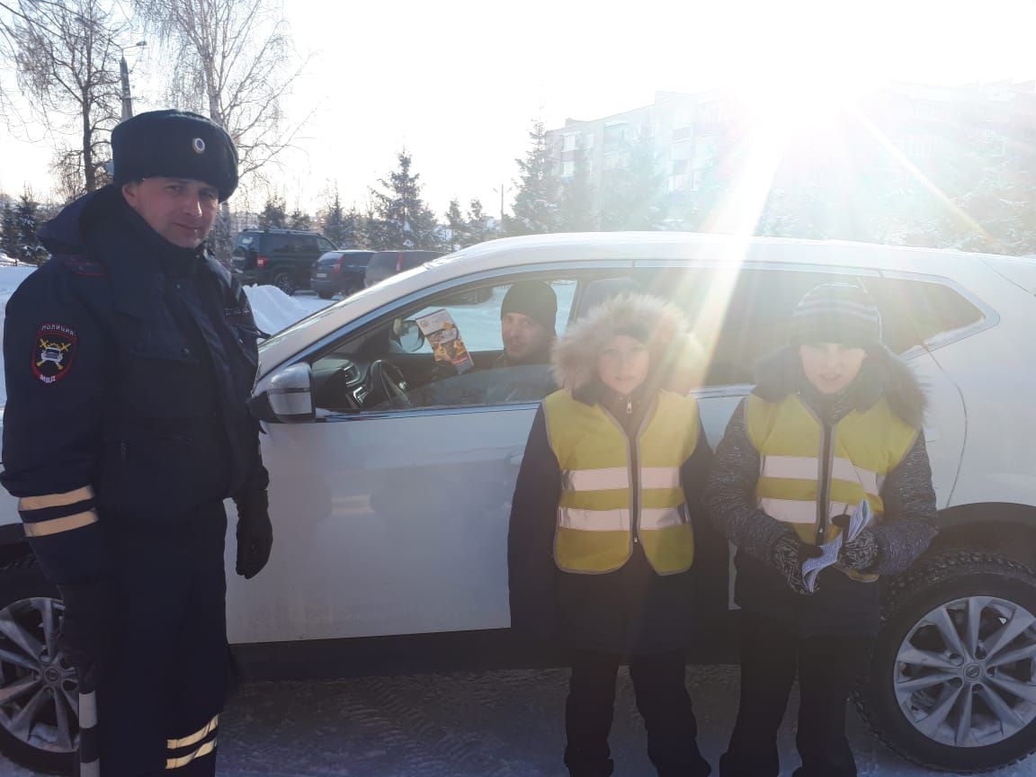 Чистопольские школьники напомнили водителям о правилах дорожного движения