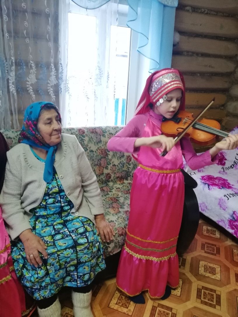 Хорошо придумано! Концерты на дому для пожилых жителей чистопольского села