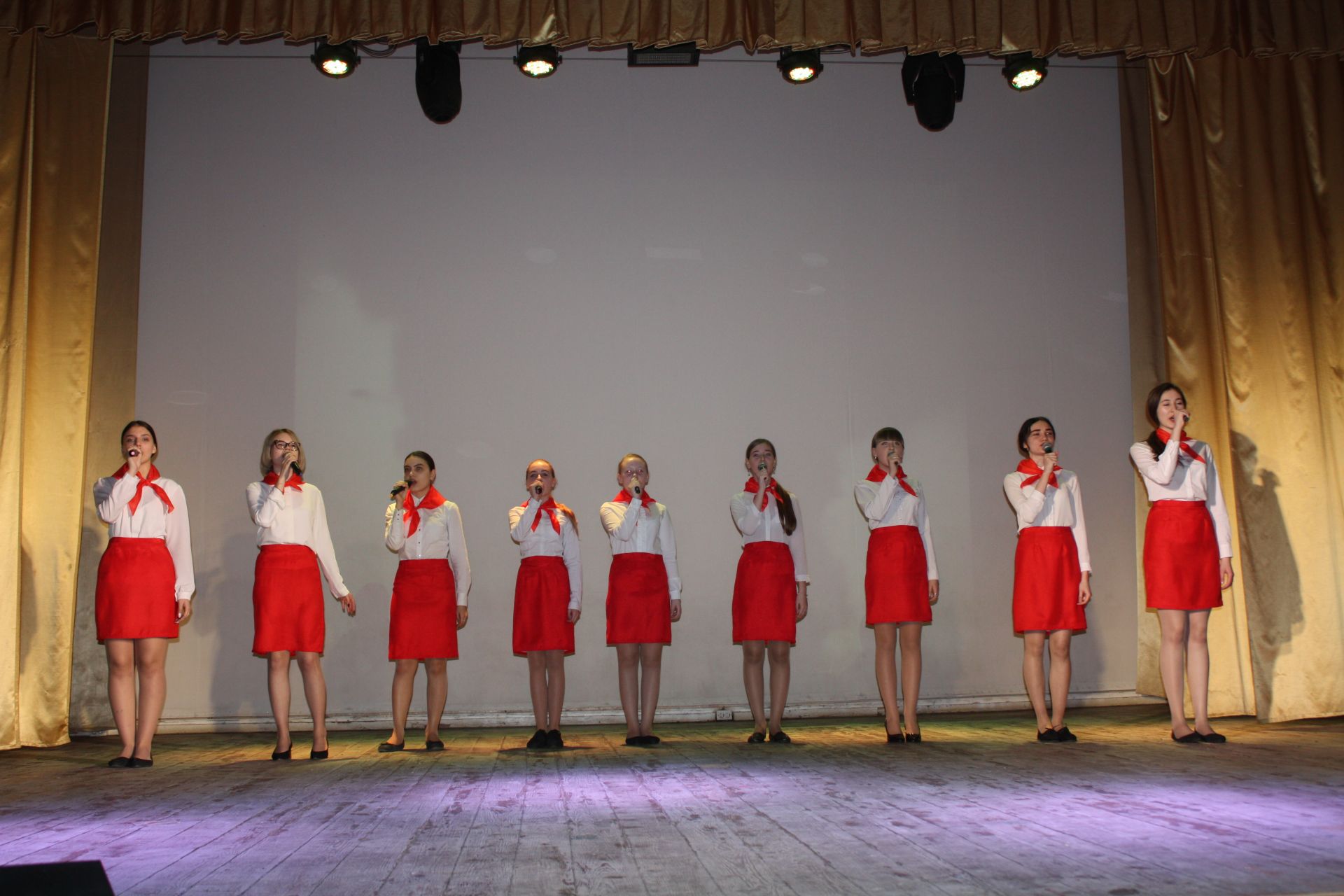 Фоторепортаж : в Чистополе 60-летие ДНД отметили праздничным концертом
