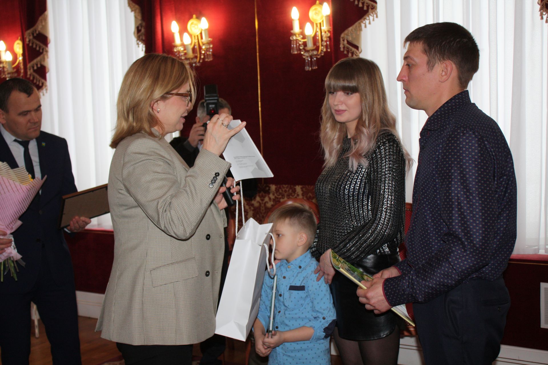 Чистопольским семьям в торжественной обстановке вручили сертификаты на материнский капитал