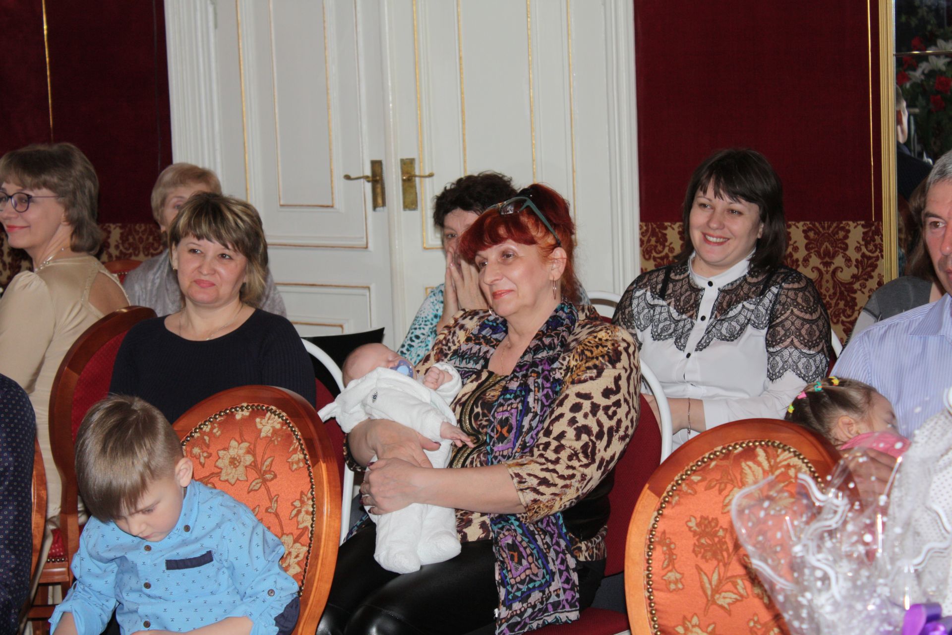 Чистопольским семьям в торжественной обстановке вручили сертификаты на материнский капитал