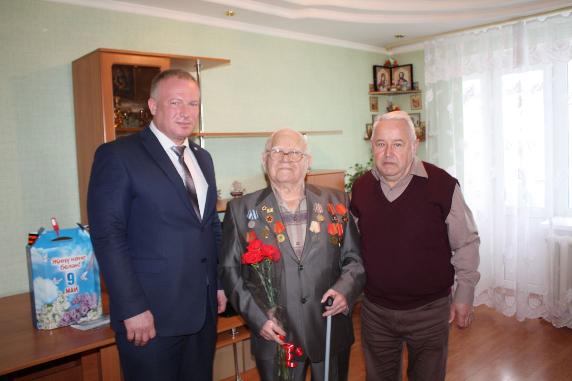 Дмитрий Иванов в преддверии Дня Победы поздравил ветерана Великой Отечественной войны