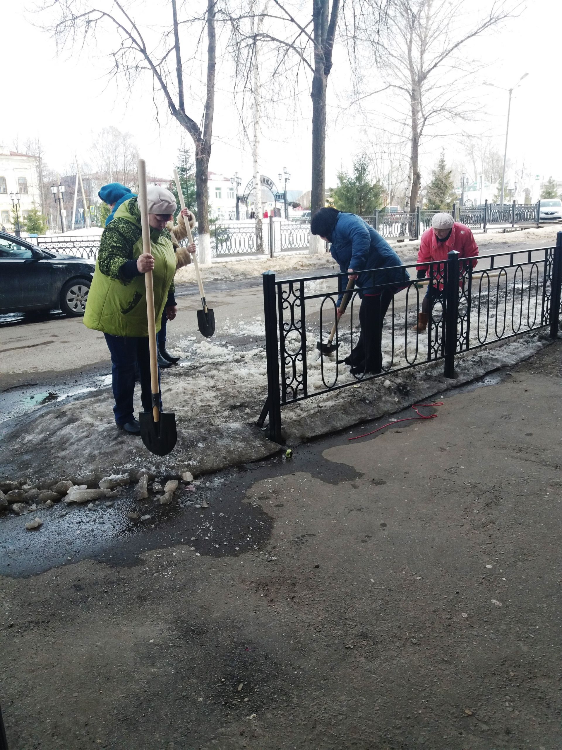 В Чистополе стартовал двухмесячник по санитарной очистке (фоторепортаж)