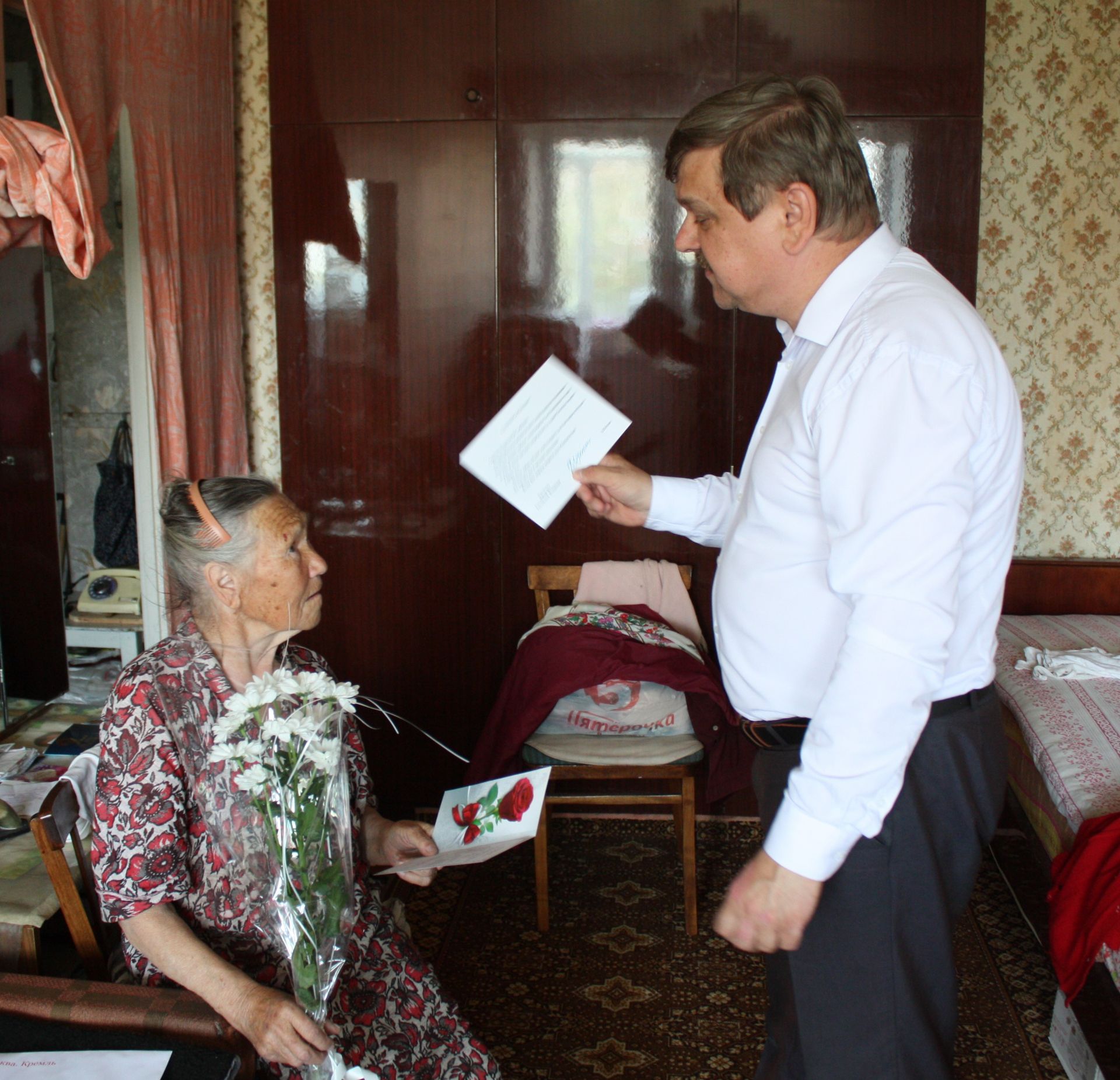 В Чистополе труженица тыла принимает поздравления с 90-летием